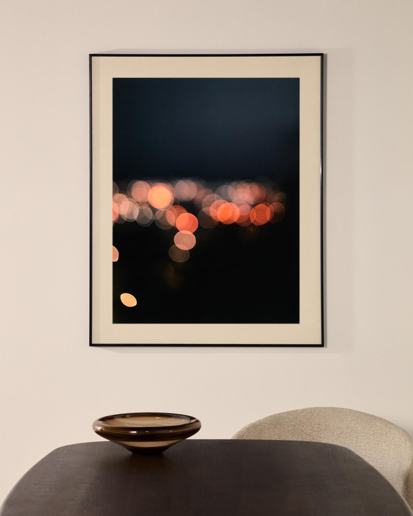 Bild Zavira, Fotografie der Lichter von Barcelona, 80 x 100 cm in Schwarz präsentiert im Onlineshop von KAQTU Design AG. Bild ist von Kave Home