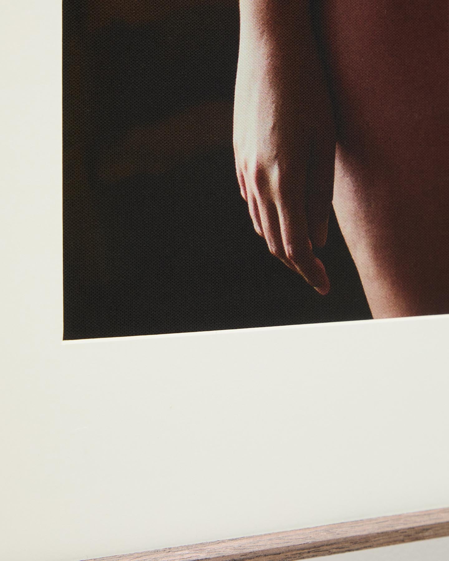 Bild Zavira, Fotografie eines weiblichen Körpers, 50 x 70 cm in Mehrfarbig präsentiert im Onlineshop von KAQTU Design AG. Bild ist von Kave Home