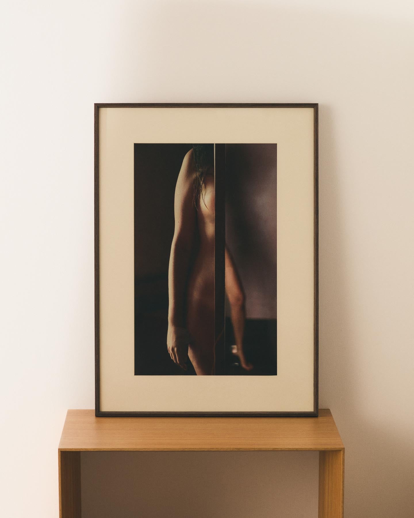 Bild Zavira, Fotografie eines weiblichen Körpers, 50 x 70 cm in Mehrfarbig präsentiert im Onlineshop von KAQTU Design AG. Bild ist von Kave Home