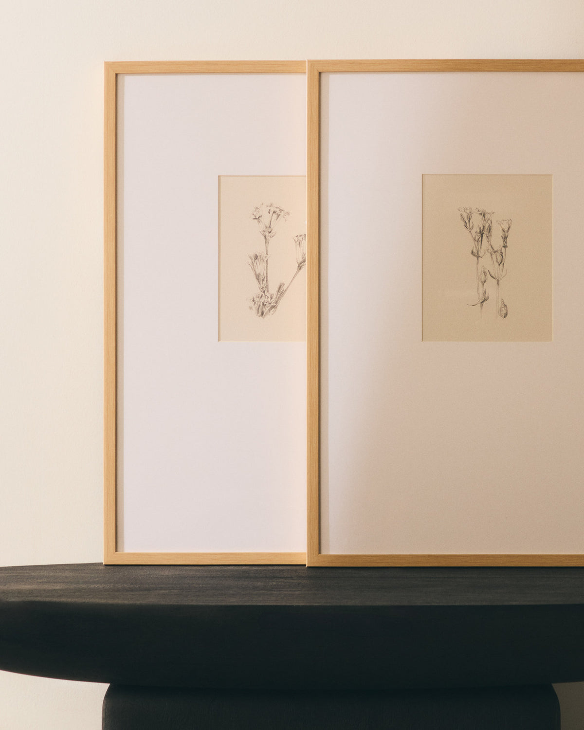 Bild Lirena, botanische Illustration, 50 x 70 cm in Beige, Weiss präsentiert im Onlineshop von KAQTU Design AG. Bild ist von Kave Home