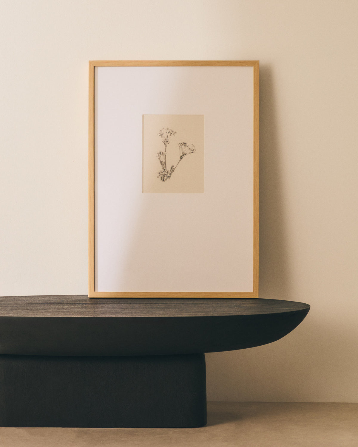Bild Lirena, botanische Illustration, 50 x 70 cm in Beige, Weiss präsentiert im Onlineshop von KAQTU Design AG. Bild ist von Kave Home