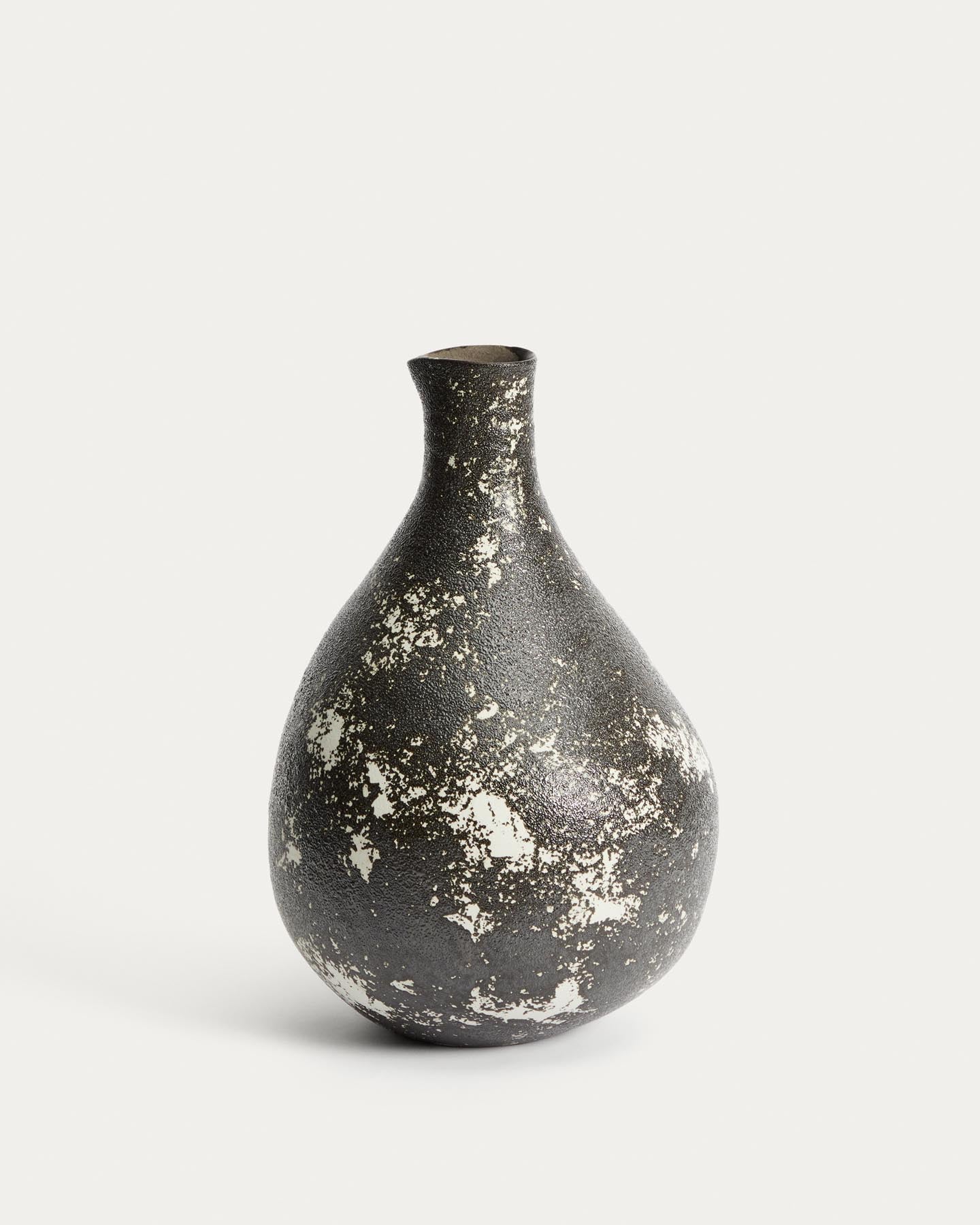Vase Orelin aus schwarzer und weißer Keramik 39 cm in Schwarz präsentiert im Onlineshop von KAQTU Design AG. Vase ist von Kave Home
