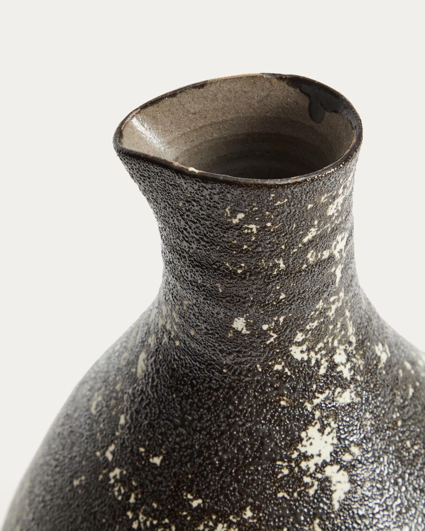 Vase Orelin aus schwarzer und weißer Keramik 39 cm in Schwarz präsentiert im Onlineshop von KAQTU Design AG. Vase ist von Kave Home