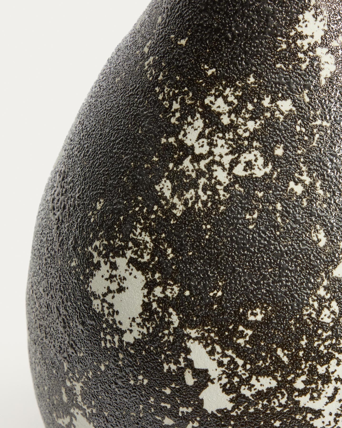 Vase Orelin aus schwarzer und weißer Keramik 39 cm in Schwarz präsentiert im Onlineshop von KAQTU Design AG. Vase ist von Kave Home