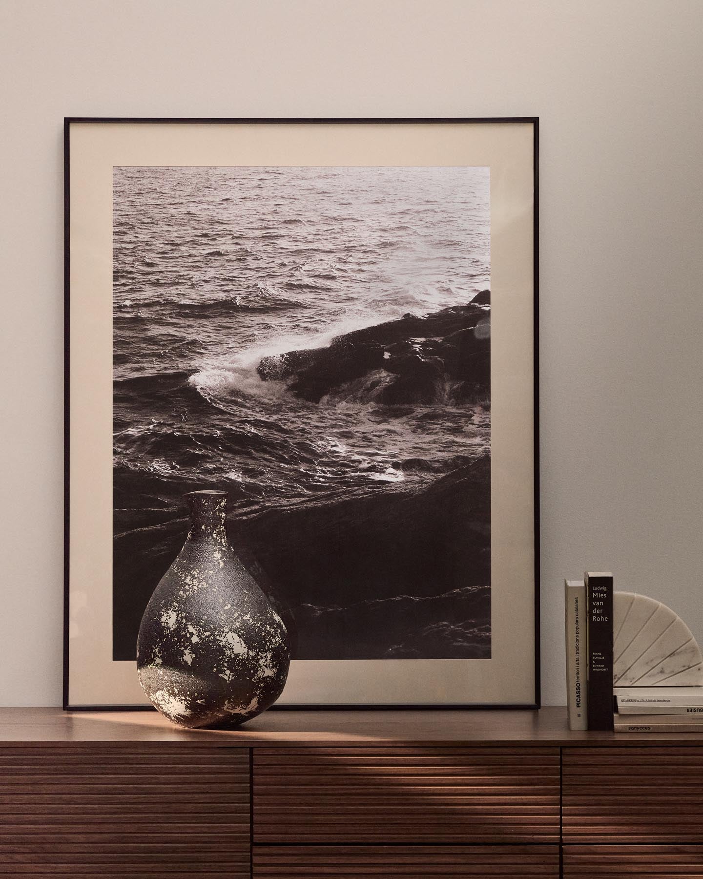 Vase Orelin aus schwarzer und weißer Keramik 39 cm in Schwarz präsentiert im Onlineshop von KAQTU Design AG. Vase ist von Kave Home