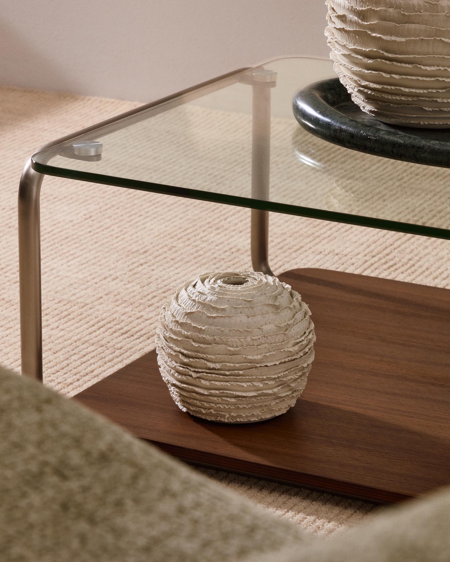 Vase Evania aus beigefarbener Keramik 15,5 cm in Weiß präsentiert im Onlineshop von KAQTU Design AG. Vase ist von Kave Home