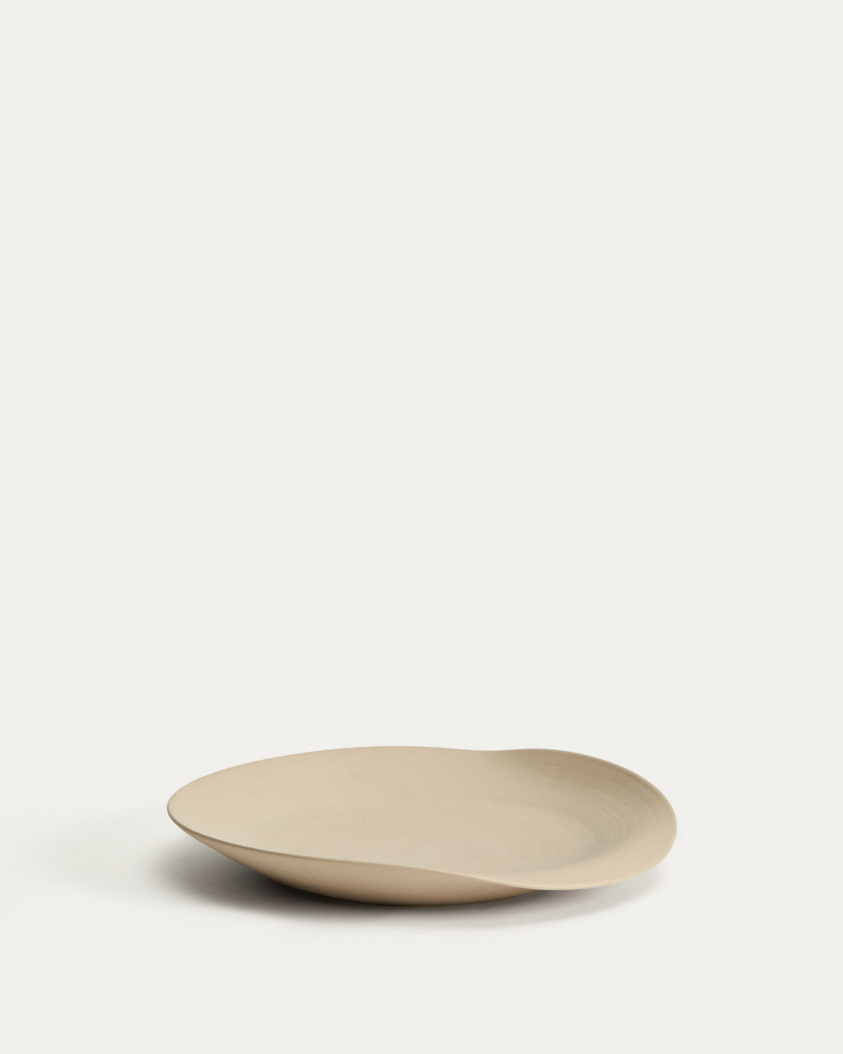 Tischdekoration Ebenor aus beiger Keramik Ø 30 cm in Beige präsentiert im Onlineshop von KAQTU Design AG. Schale ist von Kave Home