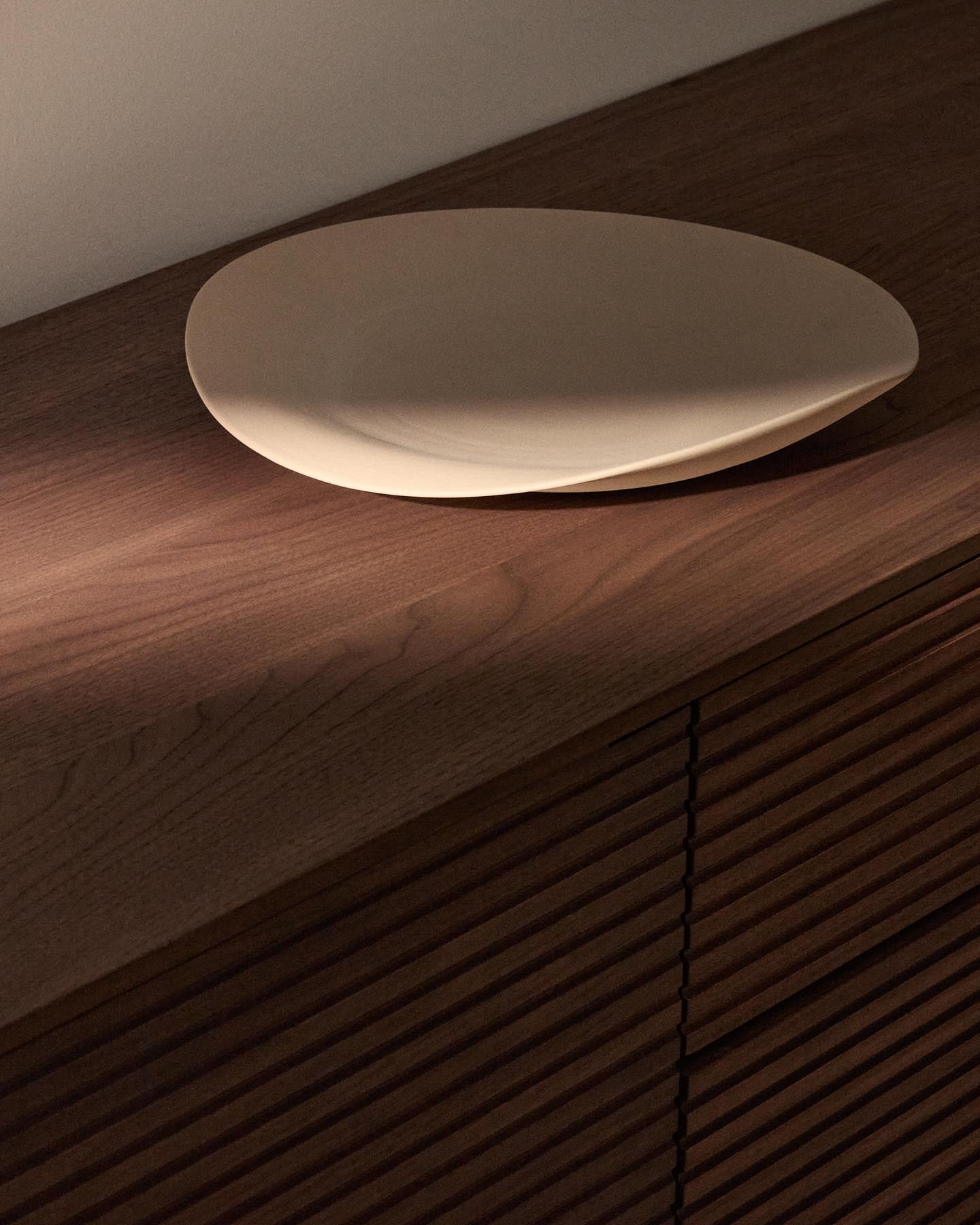 Tischdekoration Ebenor aus beiger Keramik Ø 30 cm in Beige präsentiert im Onlineshop von KAQTU Design AG. Schale ist von Kave Home