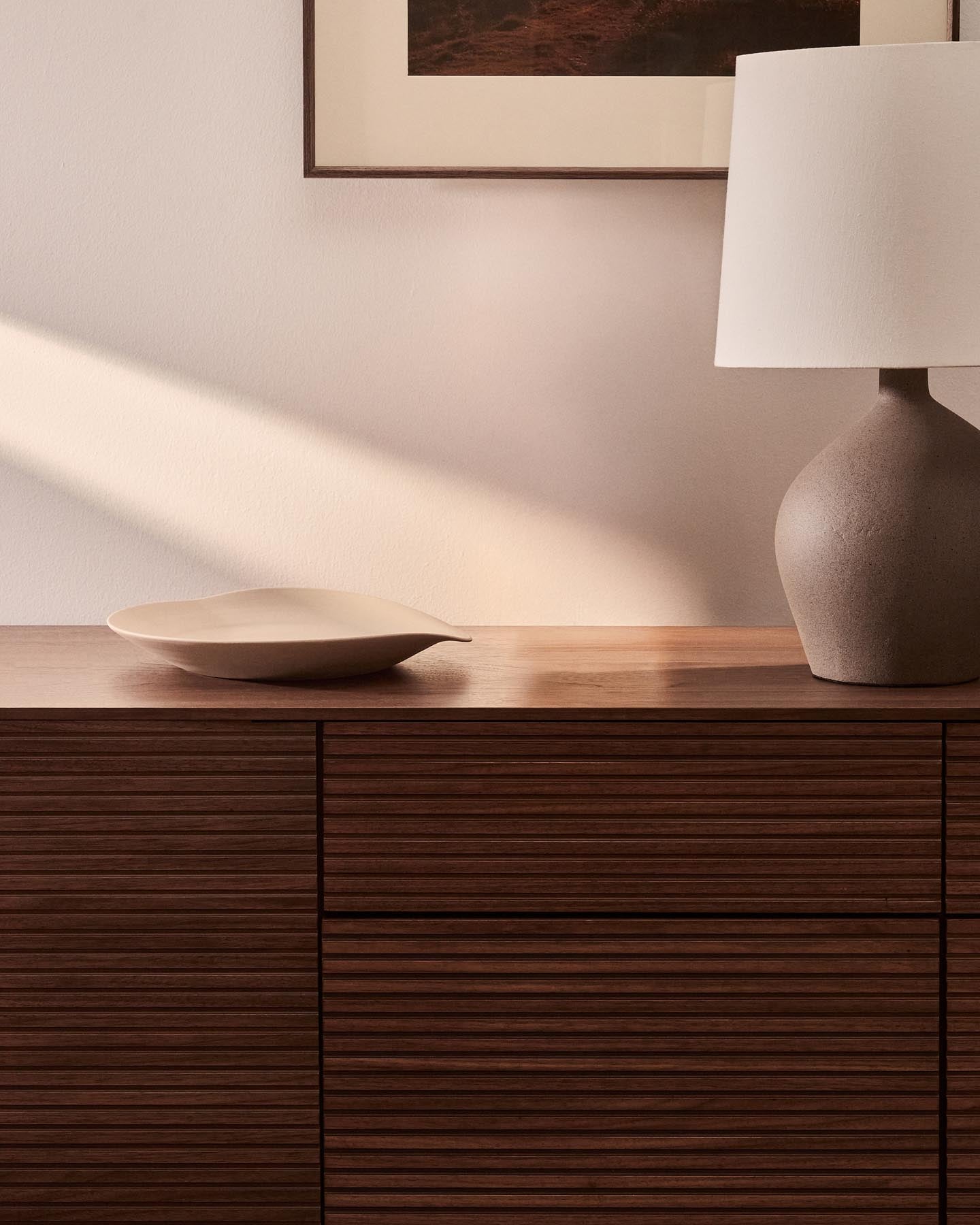 Tischdekoration Ebenor aus beiger Keramik Ø 30 cm in Beige präsentiert im Onlineshop von KAQTU Design AG. Schale ist von Kave Home