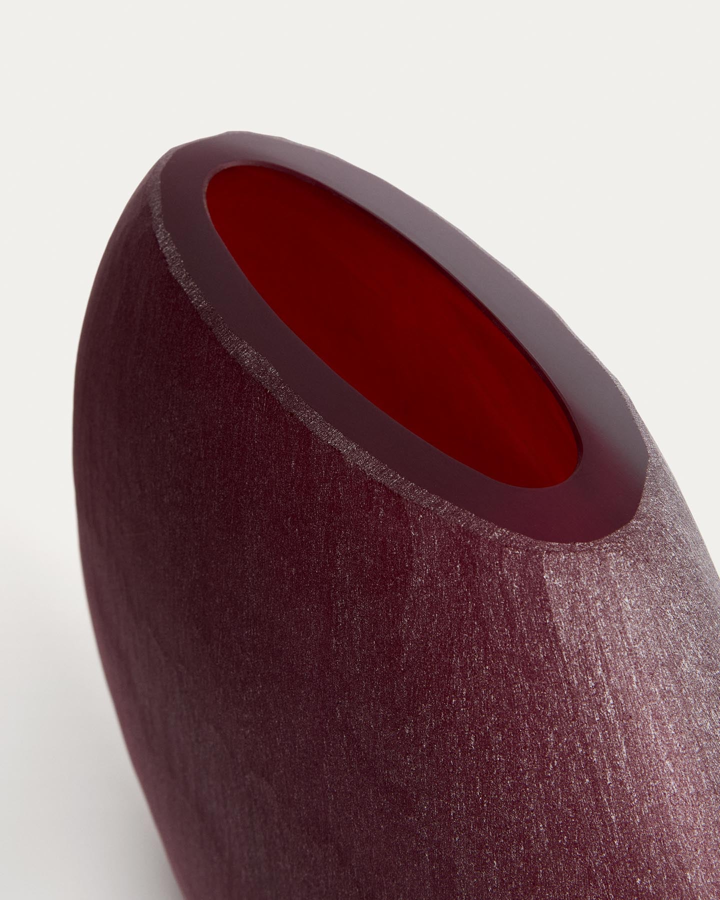 Vase Rovena aus bordeauxfarbenem Glas 43,5 cm in  präsentiert im Onlineshop von KAQTU Design AG. Vase ist von Kave Home