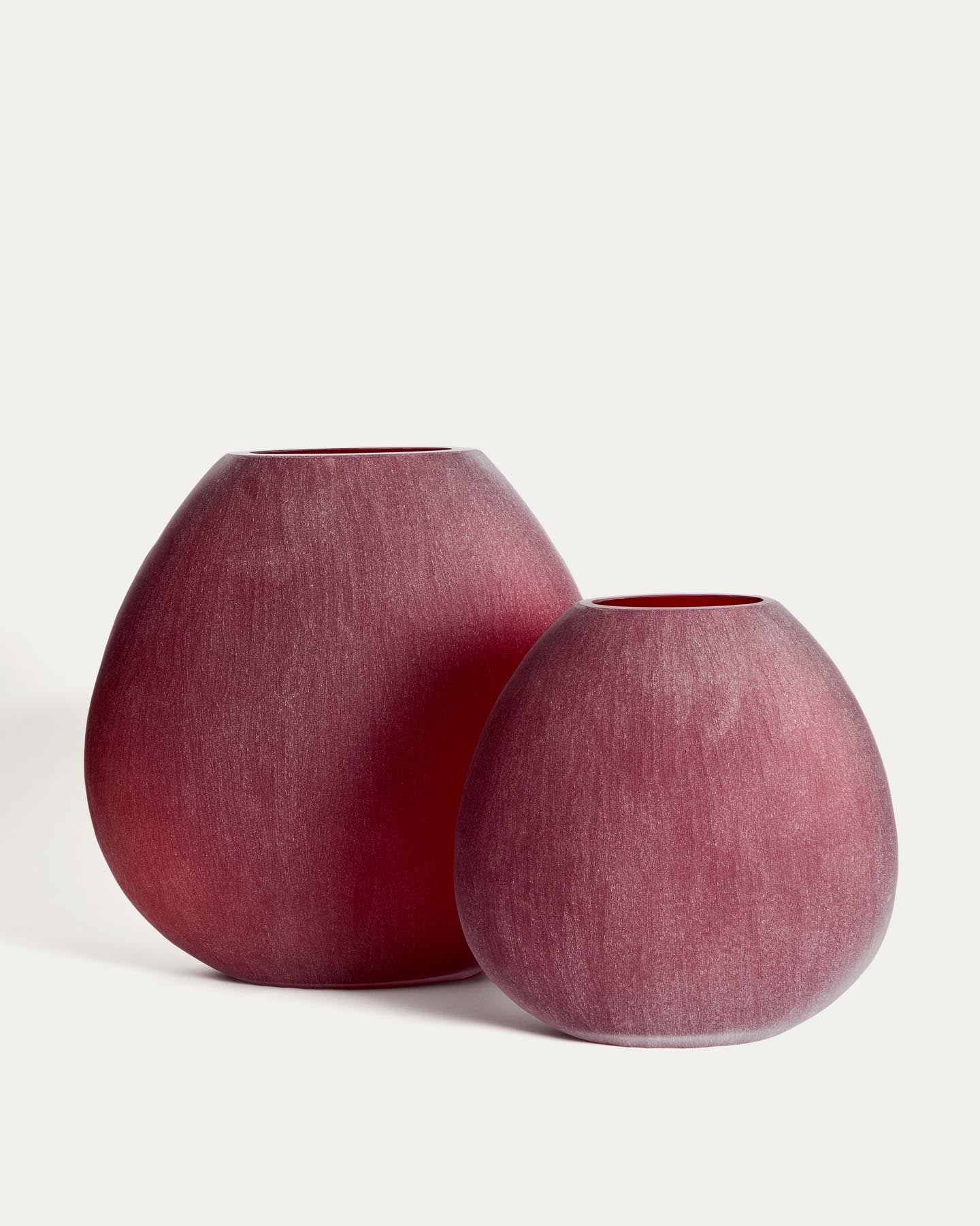 Vase Rovena aus bordeauxfarbenem Glas 43,5 cm in  präsentiert im Onlineshop von KAQTU Design AG. Vase ist von Kave Home