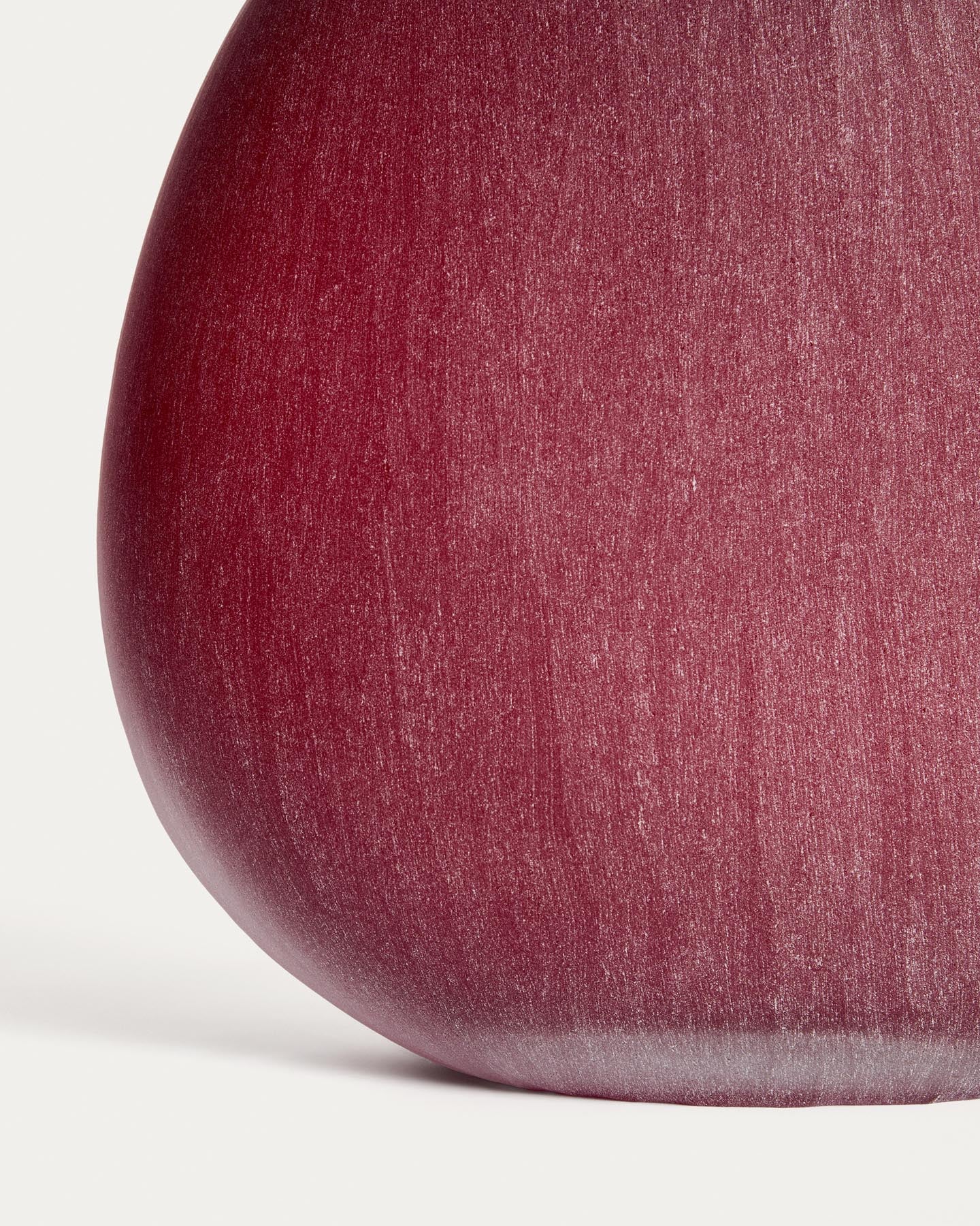 Vase Rovena aus bordeauxfarbenem Glas 33,5 cm in  präsentiert im Onlineshop von KAQTU Design AG. Vase ist von Kave Home