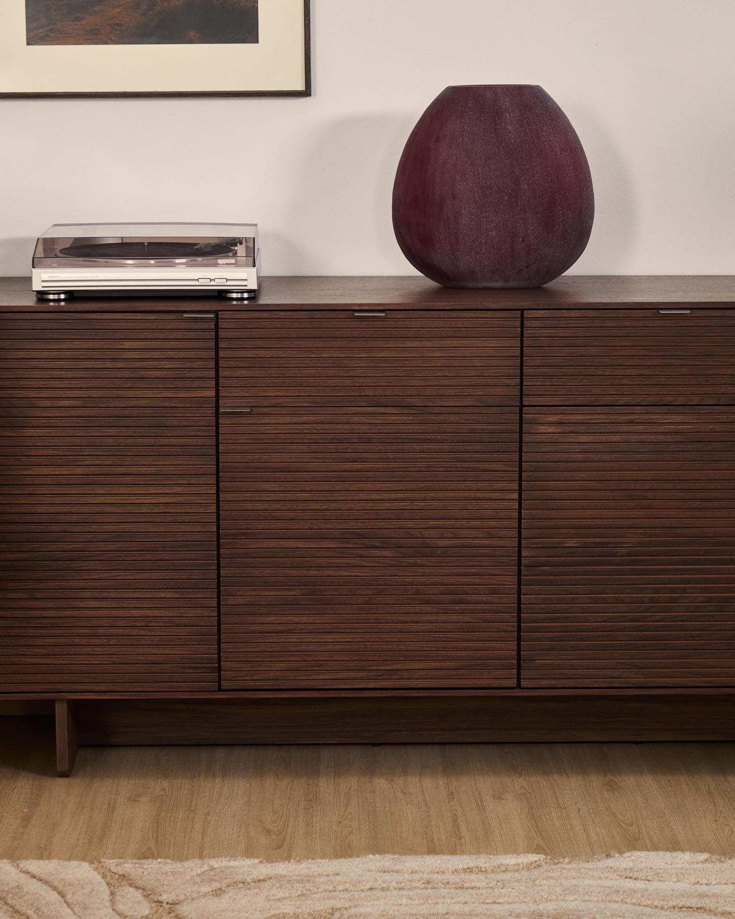 Vase Rovena aus bordeauxfarbenem Glas 33,5 cm in  präsentiert im Onlineshop von KAQTU Design AG. Vase ist von Kave Home