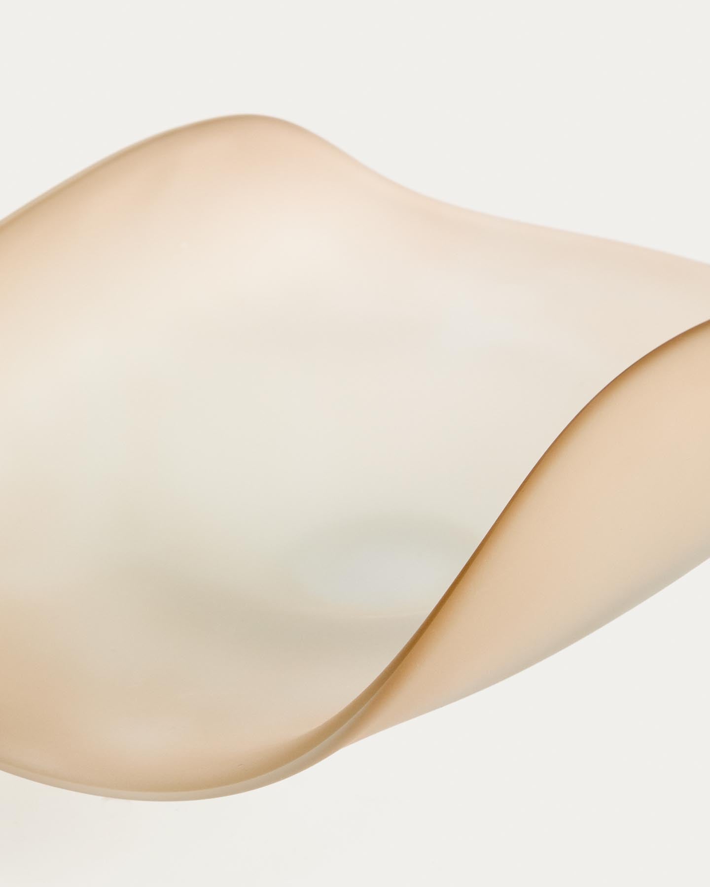 Dekoschale Vionze aus beigefarbenem Glas 41 x 25 cm in Beige präsentiert im Onlineshop von KAQTU Design AG. Vase ist von Kave Home