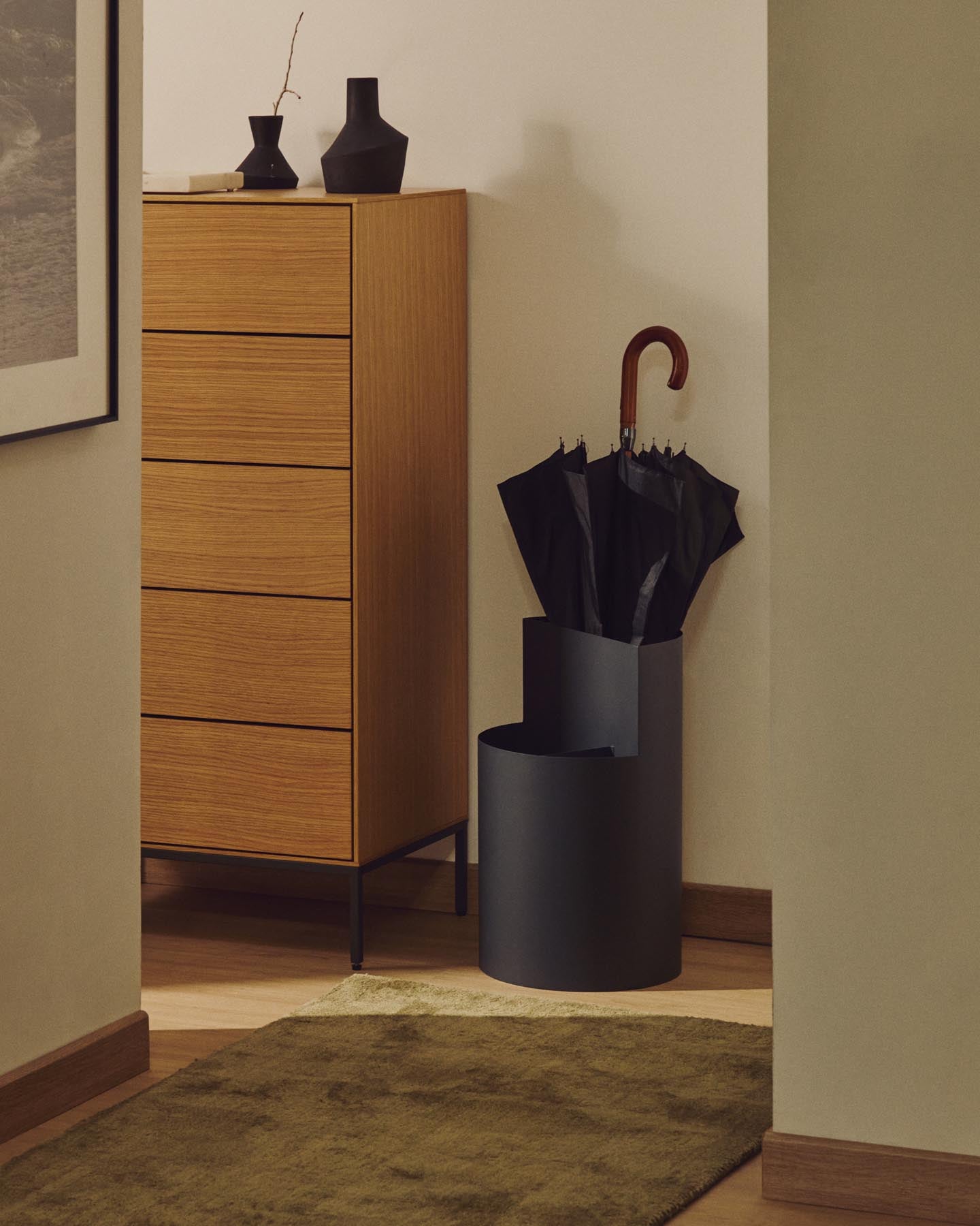 Großer Schirmständer Atin aus dunkelgrauem Metall in Dunkelgrau präsentiert im Onlineshop von KAQTU Design AG. Schirmständer ist von Kave Home