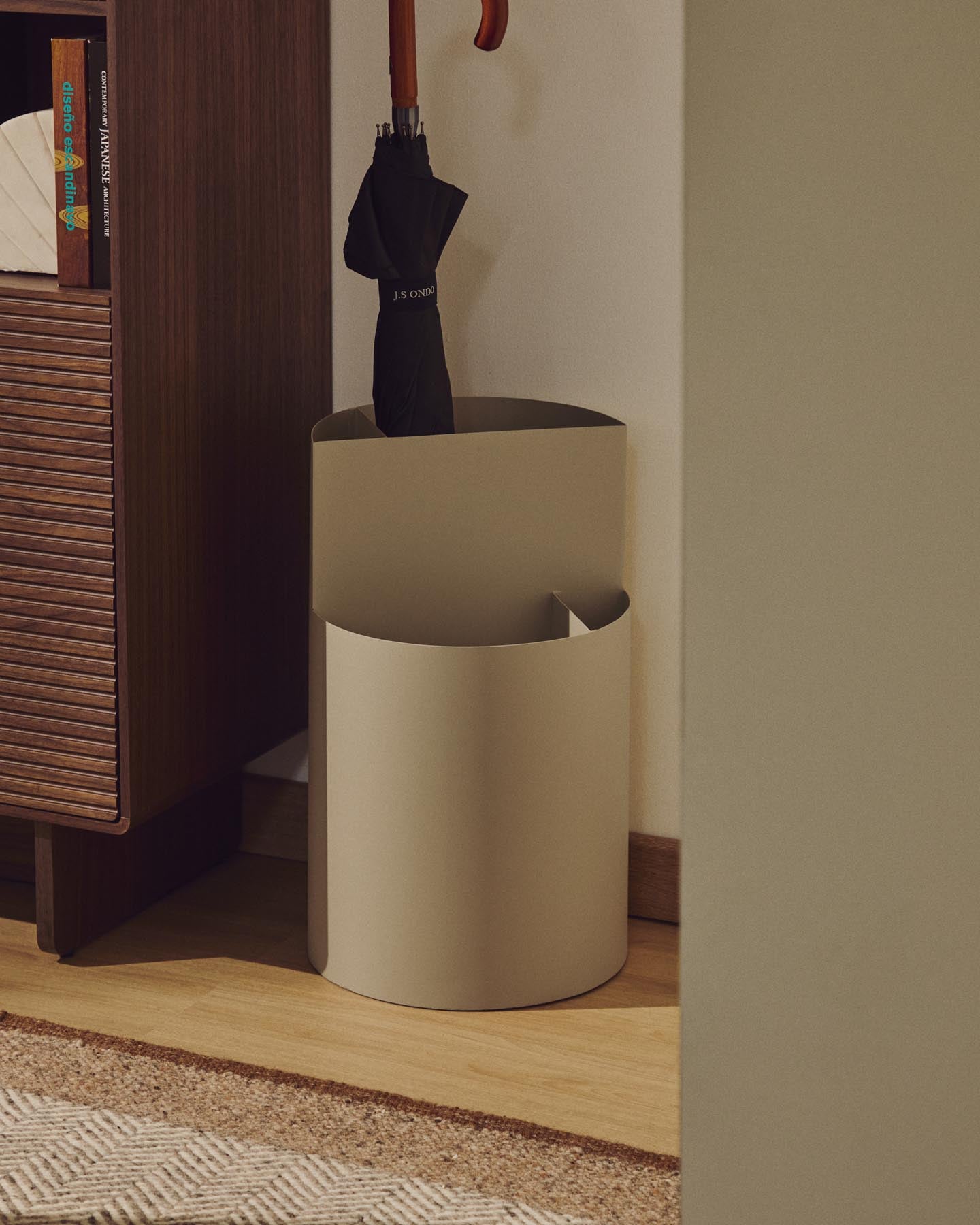 Großer Schirmständer Atin aus beigem Metall in Beige präsentiert im Onlineshop von KAQTU Design AG. Schirmständer ist von Kave Home