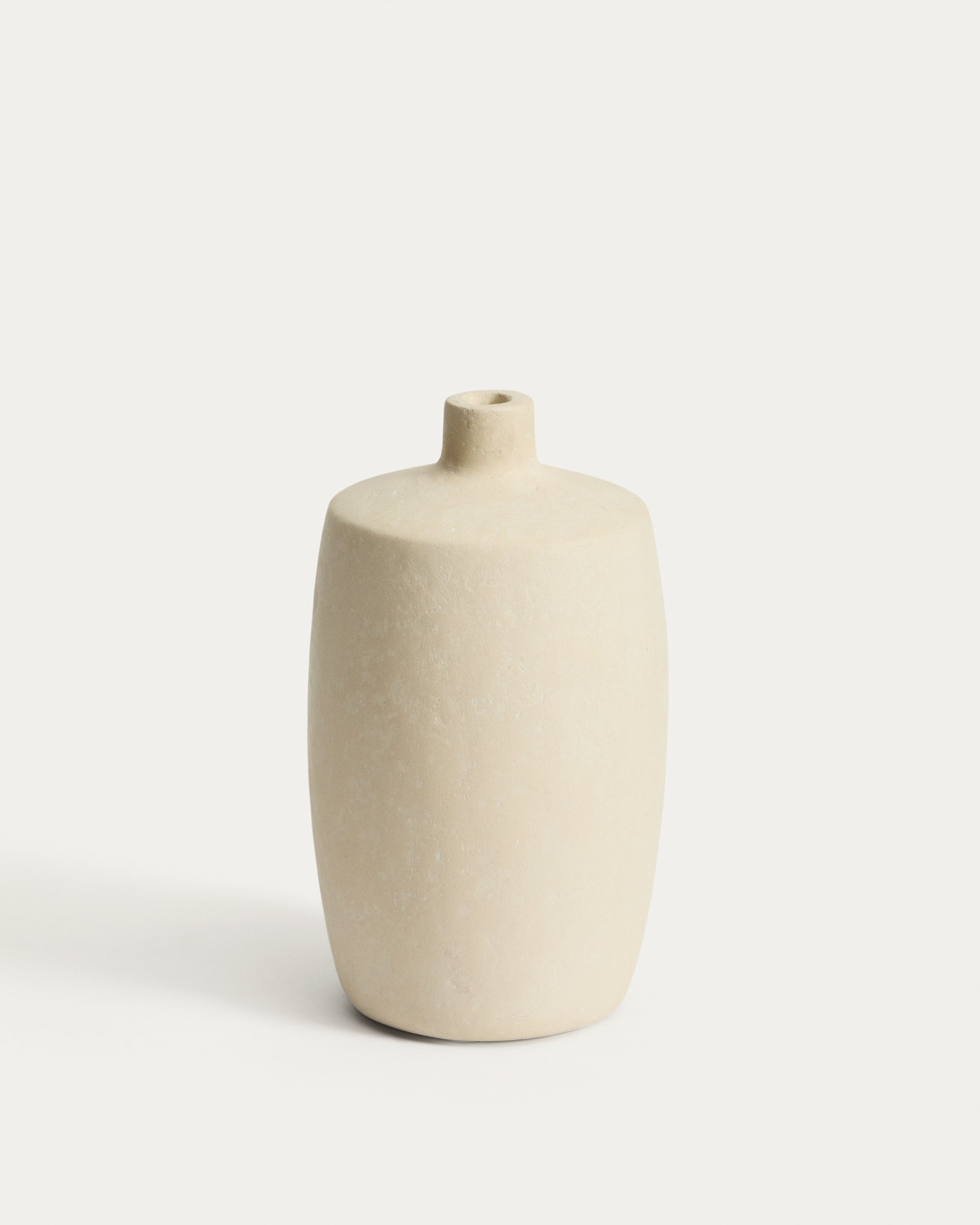 Vase Mireni aus Pappmaché in Beige Ø 26 cm in Weiß präsentiert im Onlineshop von KAQTU Design AG. Vase ist von Kave Home
