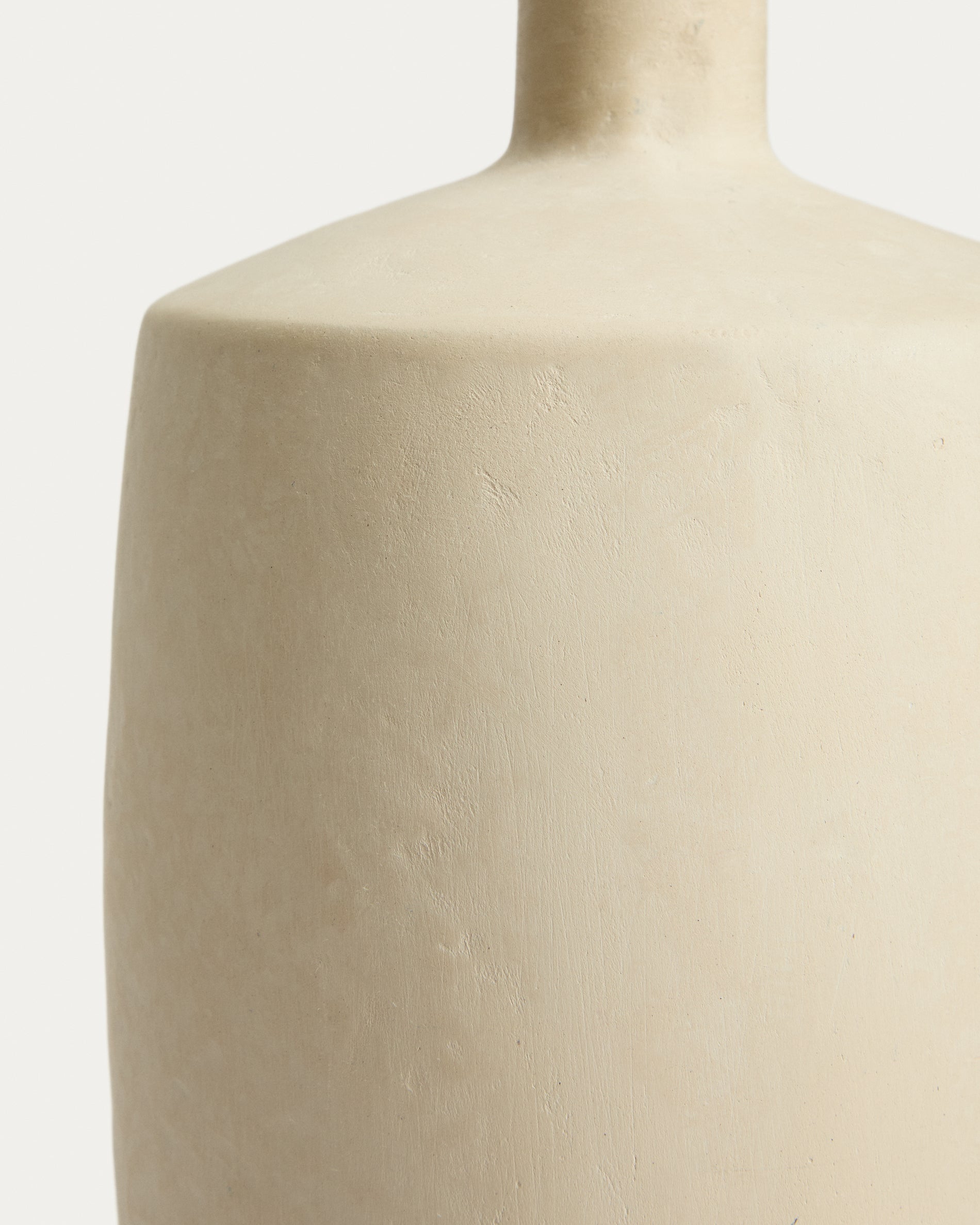 Vase Mireni aus Pappmaché in Beige Ø 39 cm in Beige präsentiert im Onlineshop von KAQTU Design AG. Vase ist von Kave Home