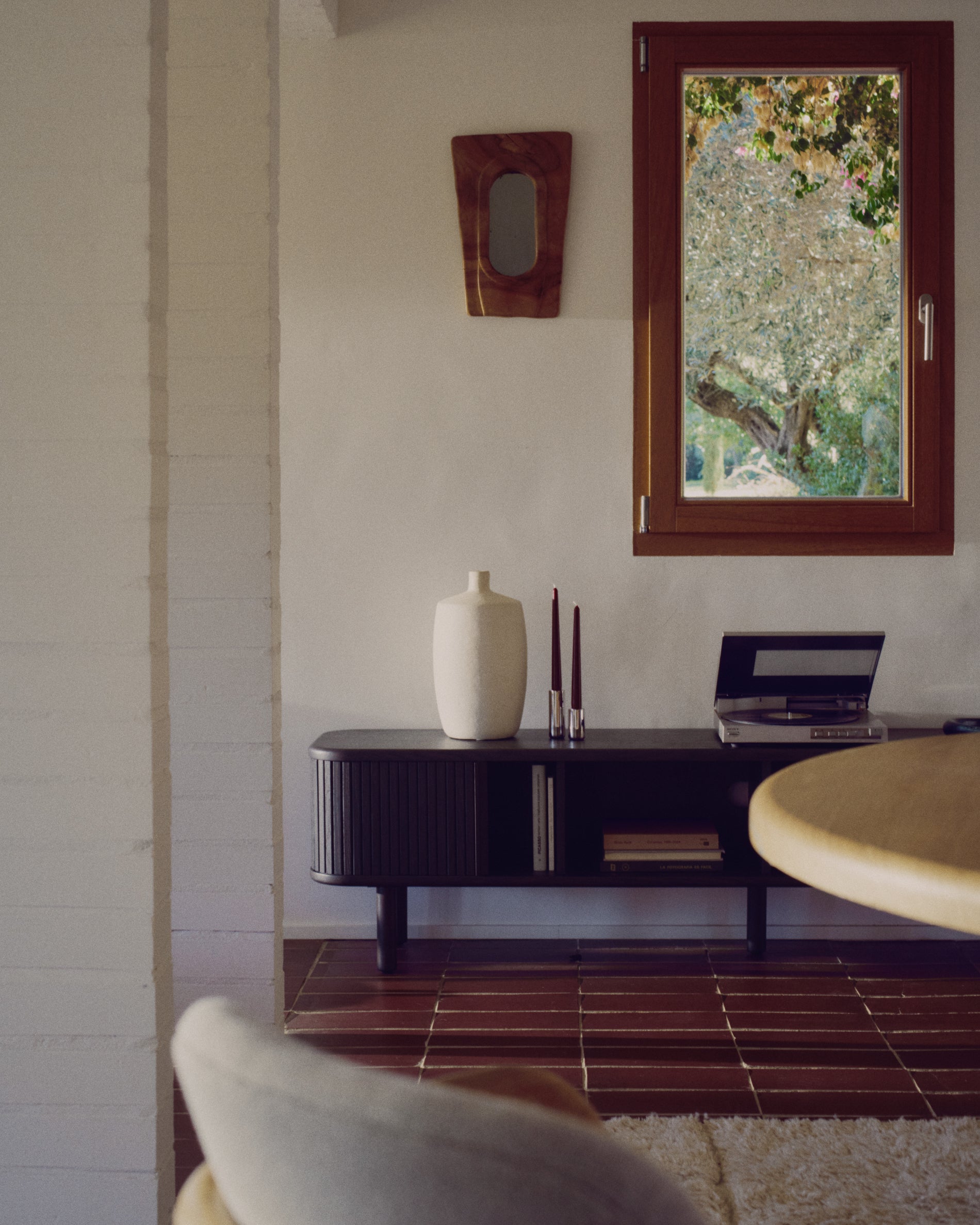 Vase Mireni aus Pappmaché in Beige Ø 39 cm in Beige präsentiert im Onlineshop von KAQTU Design AG. Vase ist von Kave Home