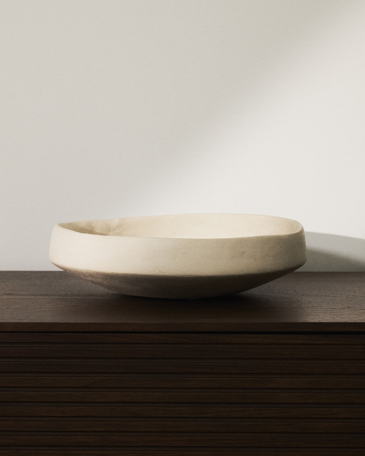 Schale Mireni aus Pappmaché in Beige Ø 29 cm in Weiss präsentiert im Onlineshop von KAQTU Design AG. Vase ist von Kave Home