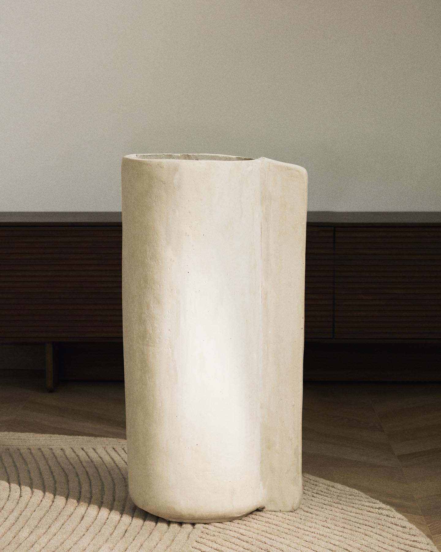 Vase Mireni aus Pappmaché in Beige 67 cm in Weiß präsentiert im Onlineshop von KAQTU Design AG. Vase ist von Kave Home