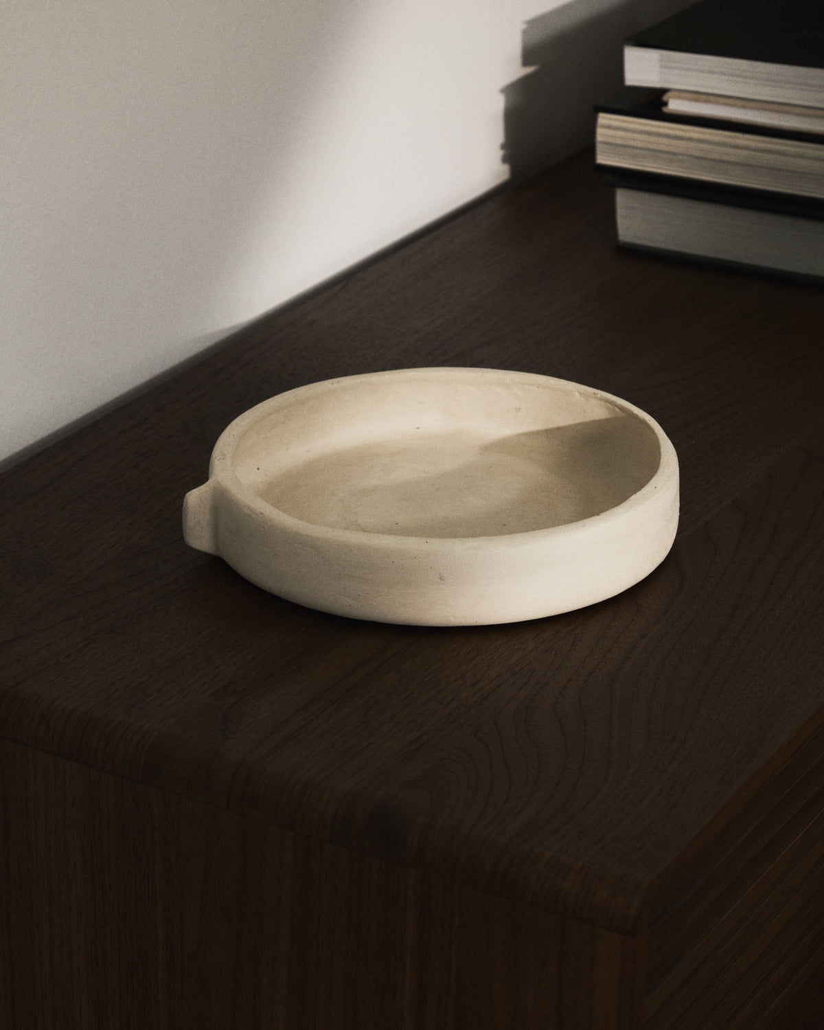Schale Mireni aus Pappmaché in Beige Ø 22,5 cm in Weiss präsentiert im Onlineshop von KAQTU Design AG. Vase ist von Kave Home