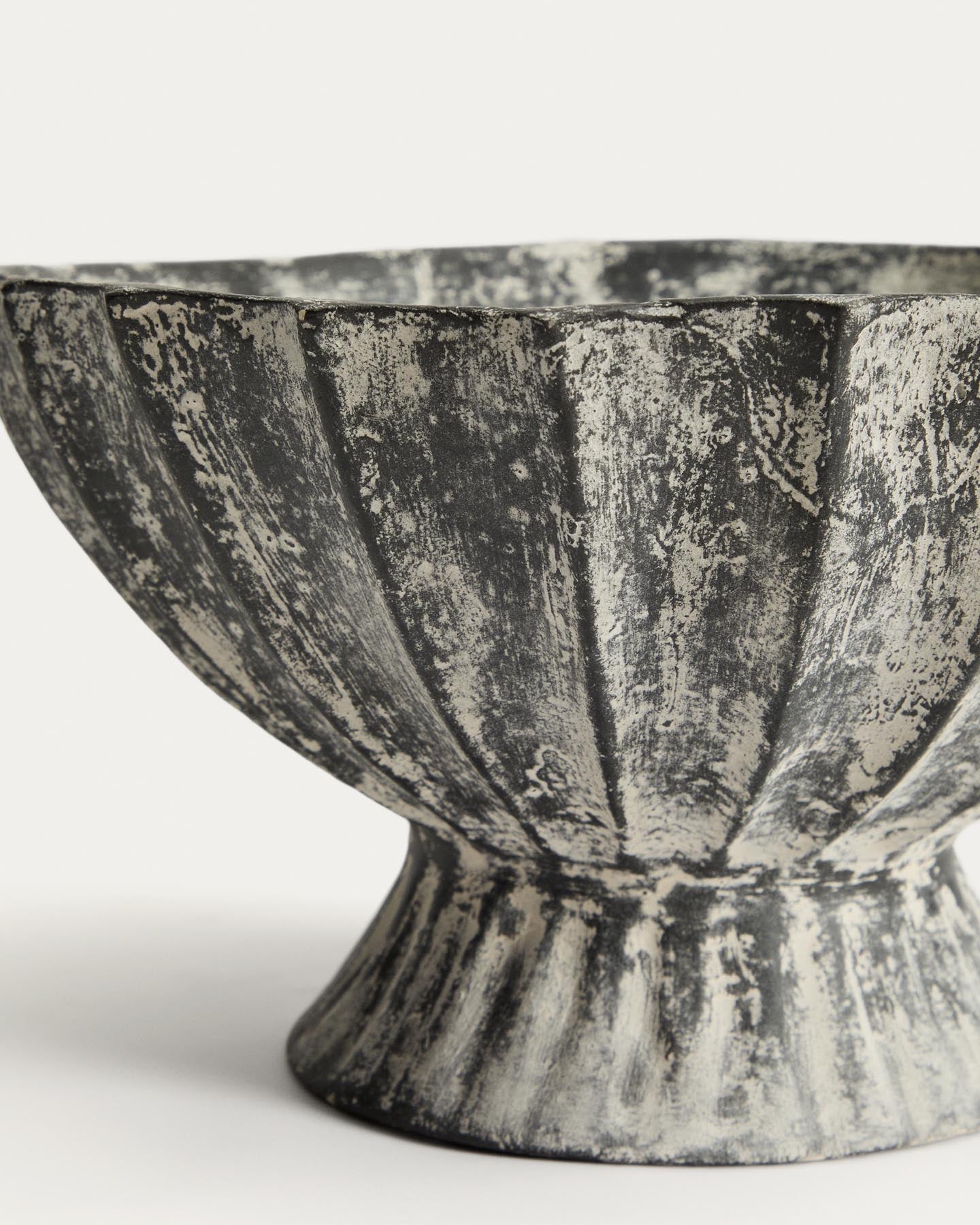 Schale Valura aus Pappmaché in Grau Ø 33 cm in Schwarz präsentiert im Onlineshop von KAQTU Design AG. Vase ist von Kave Home