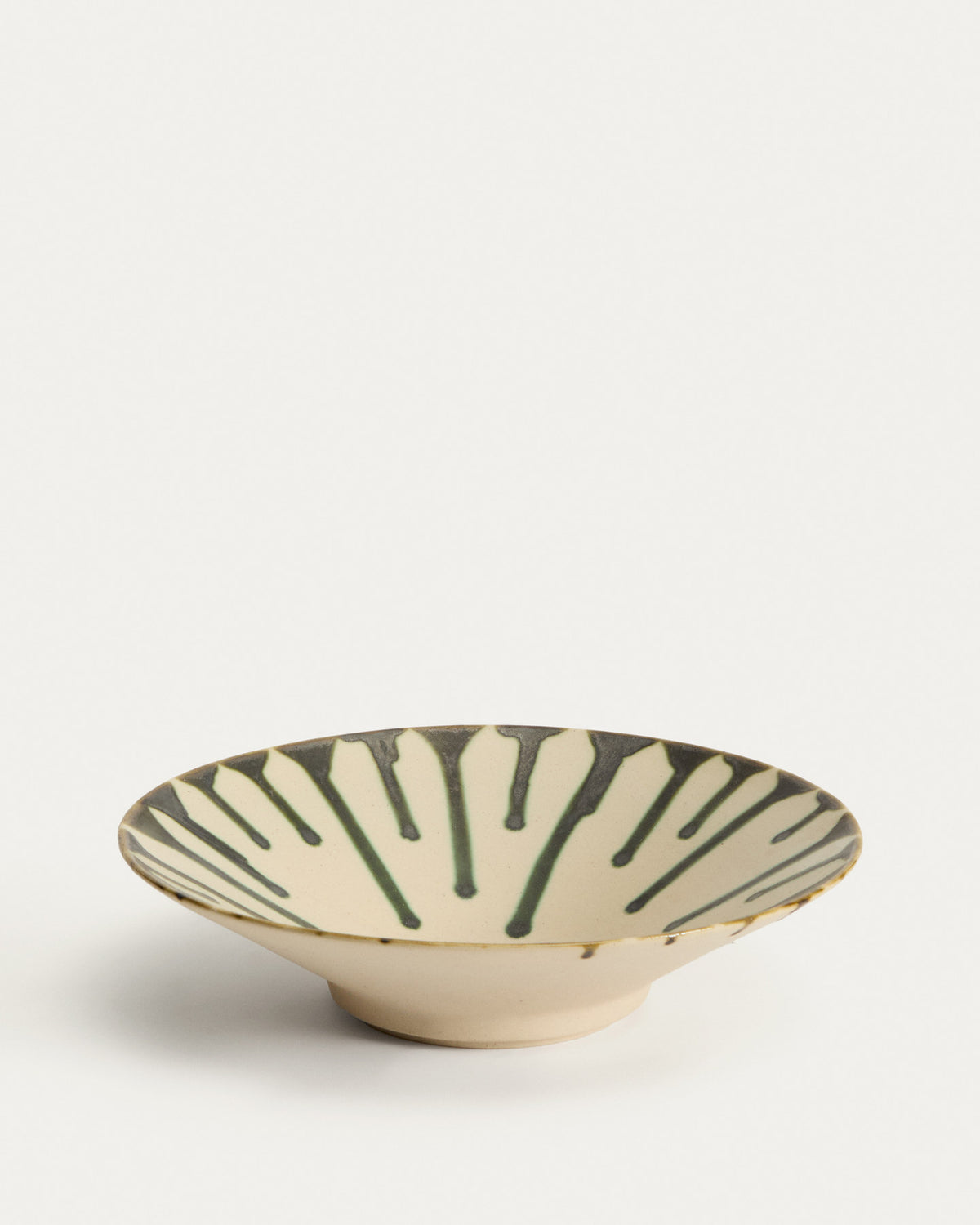 Tischdekoration Olmera aus Keramik in Beige und Grün Ø 36,5 cm in Beige präsentiert im Onlineshop von KAQTU Design AG. Schale ist von Kave Home