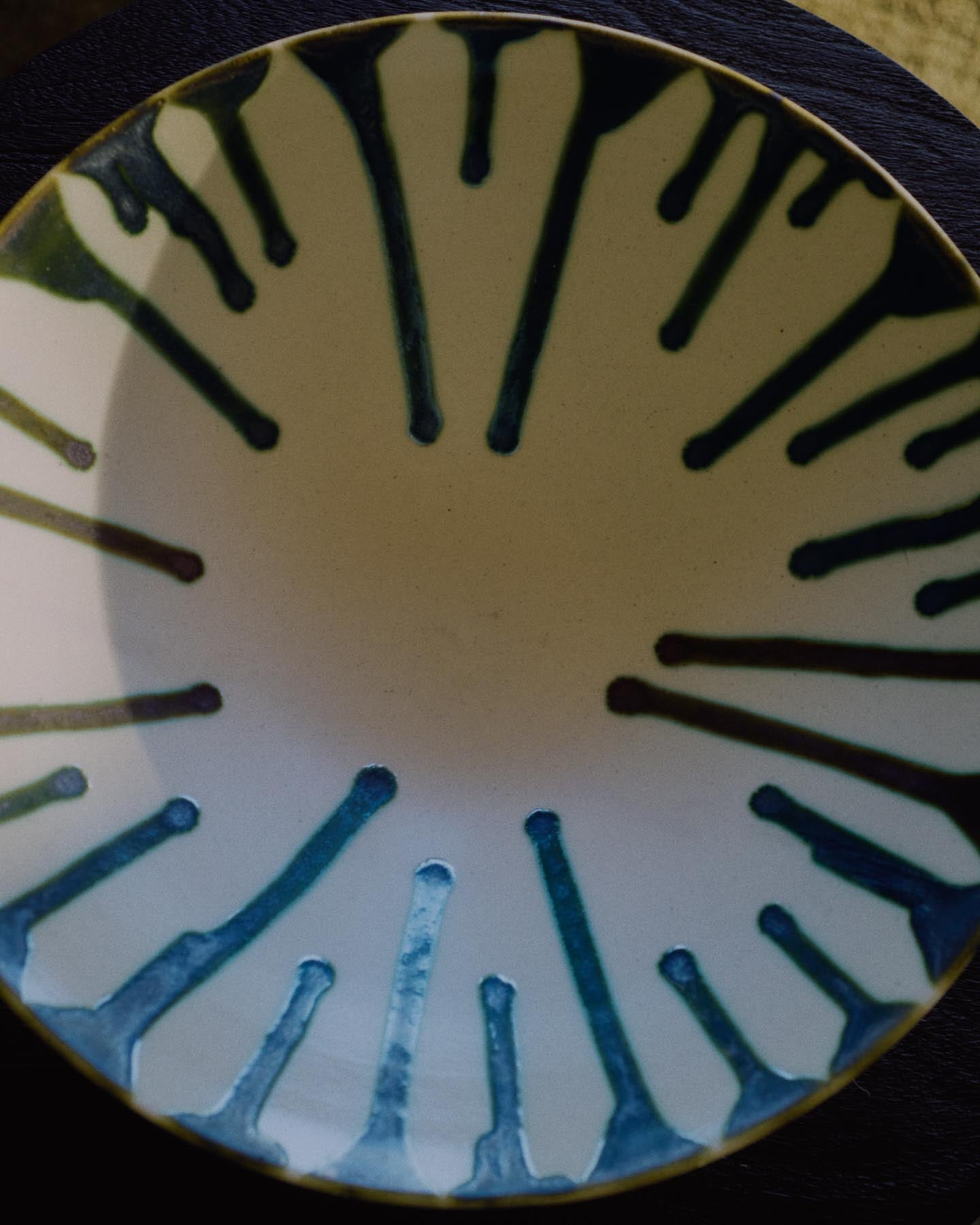 Tischdekoration Olmera aus Keramik in Beige und Grün Ø 36,5 cm in Beige präsentiert im Onlineshop von KAQTU Design AG. Schale ist von Kave Home