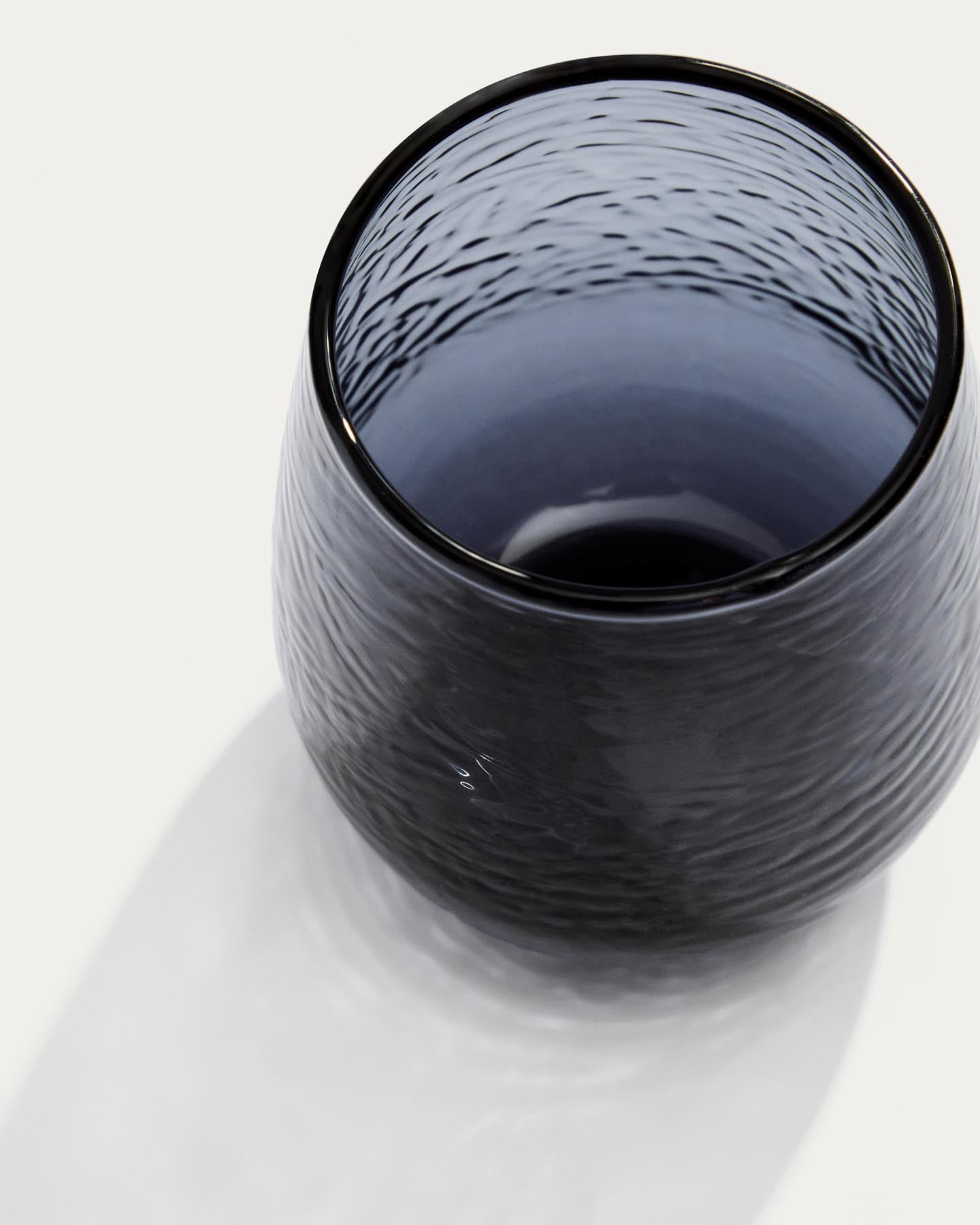 Glas Sileia aus blauem Recyclingglas in Blau präsentiert im Onlineshop von KAQTU Design AG. Glas ist von Kave Home