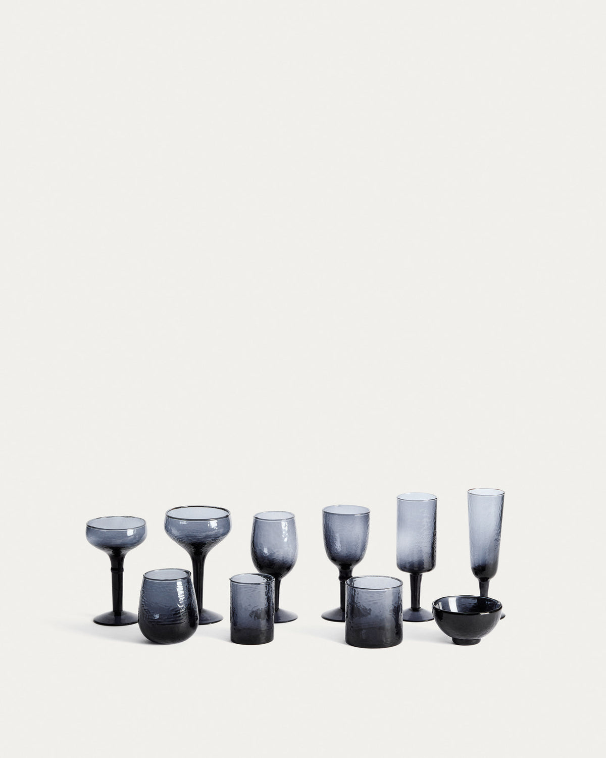 Weinglas Sileia aus blauem Recyclingglas in Blau präsentiert im Onlineshop von KAQTU Design AG. Wein- & Sektglas ist von Kave Home