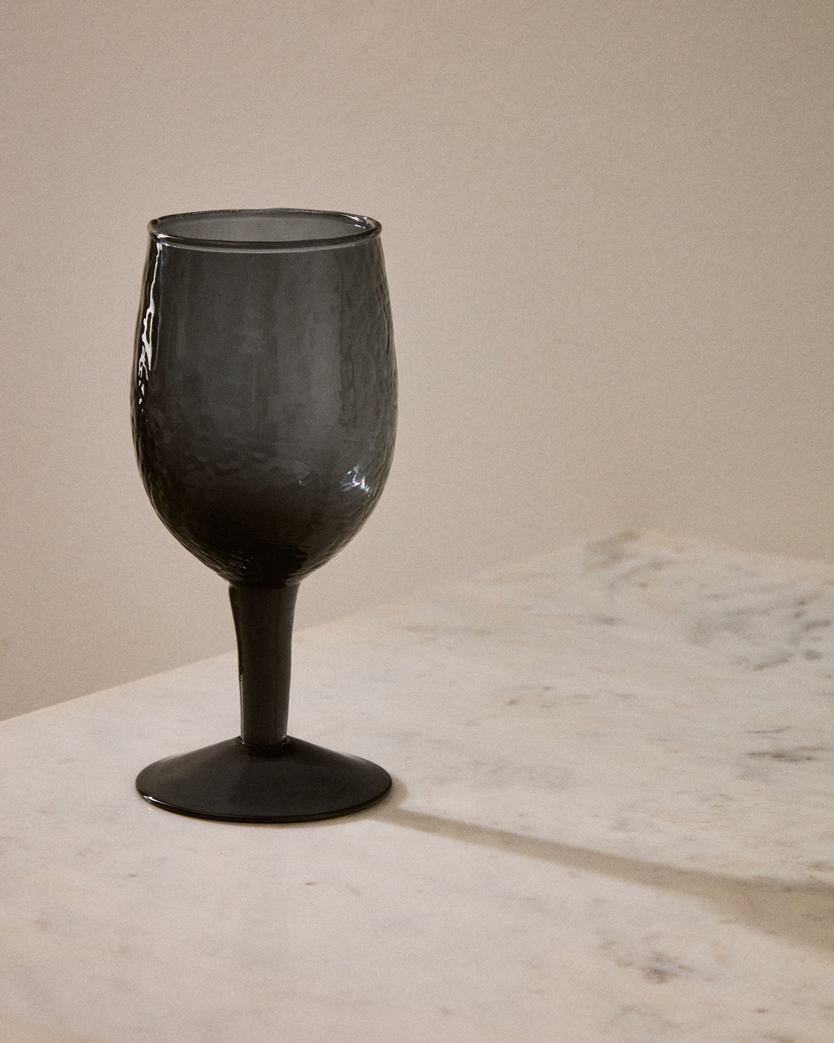 Weinglas Sileia aus blauem Recyclingglas in Blau präsentiert im Onlineshop von KAQTU Design AG. Wein- & Sektglas ist von Kave Home