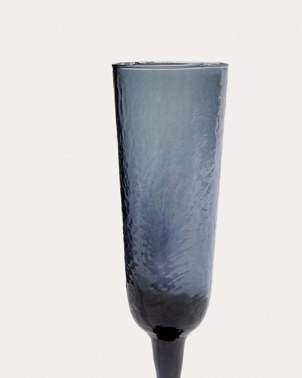 Weinglas Sileia aus blauem Recyclingglas in Blau präsentiert im Onlineshop von KAQTU Design AG. Wein- & Sektglas ist von Kave Home