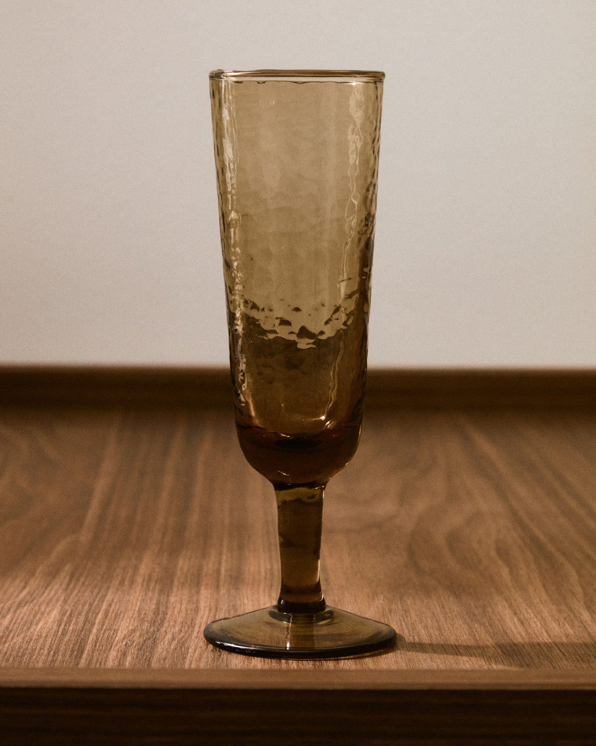 Weinglas Sileia aus braunem Recyclingglas in Braun präsentiert im Onlineshop von KAQTU Design AG. Wein- & Sektglas ist von Kave Home
