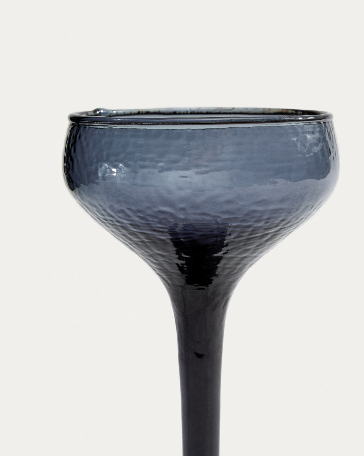 Weinglas Sileia aus blauem Recyclingglas in Blau präsentiert im Onlineshop von KAQTU Design AG. Wein- & Sektglas ist von Kave Home