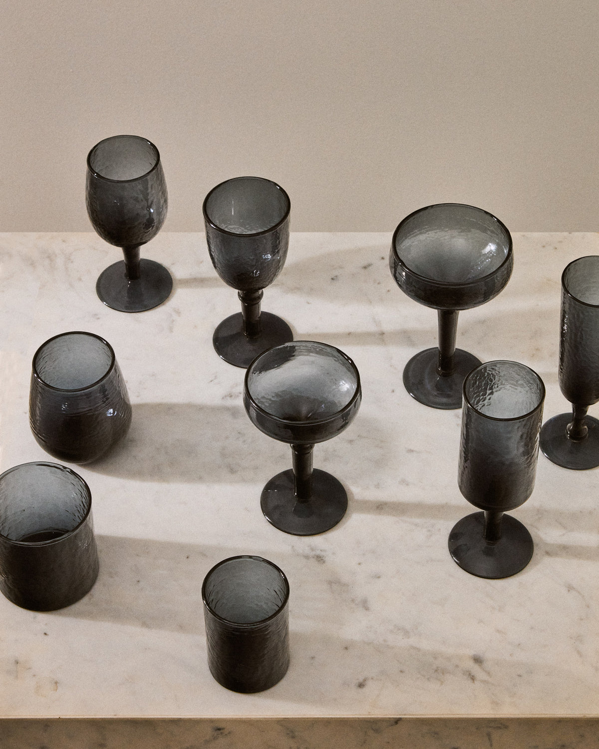 Weinglas Sileia aus blauem Recyclingglas in Blau präsentiert im Onlineshop von KAQTU Design AG. Wein- & Sektglas ist von Kave Home