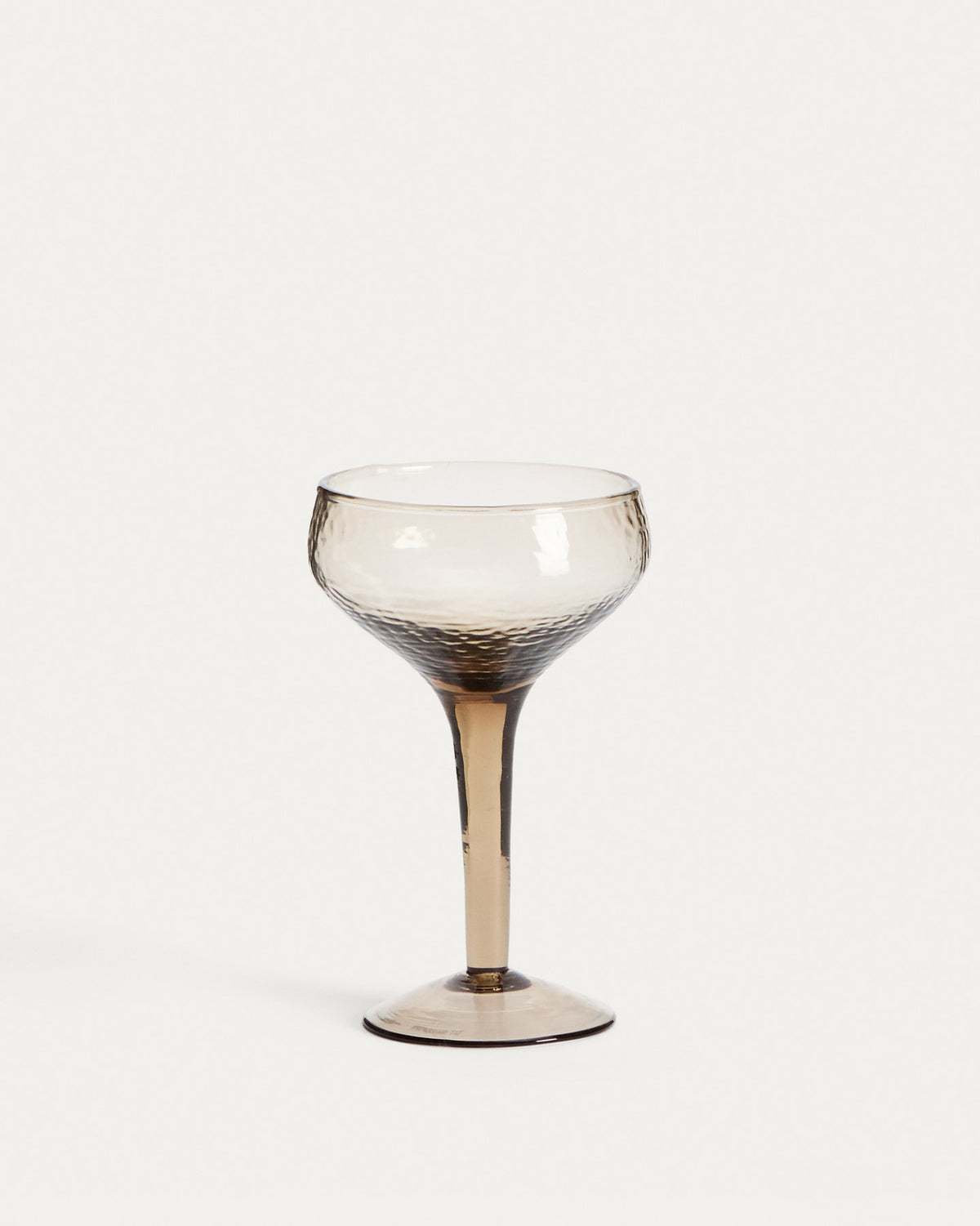 Weinglas Sileia aus braunem Recyclingglas in Braun präsentiert im Onlineshop von KAQTU Design AG. Wein- & Sektglas ist von Kave Home