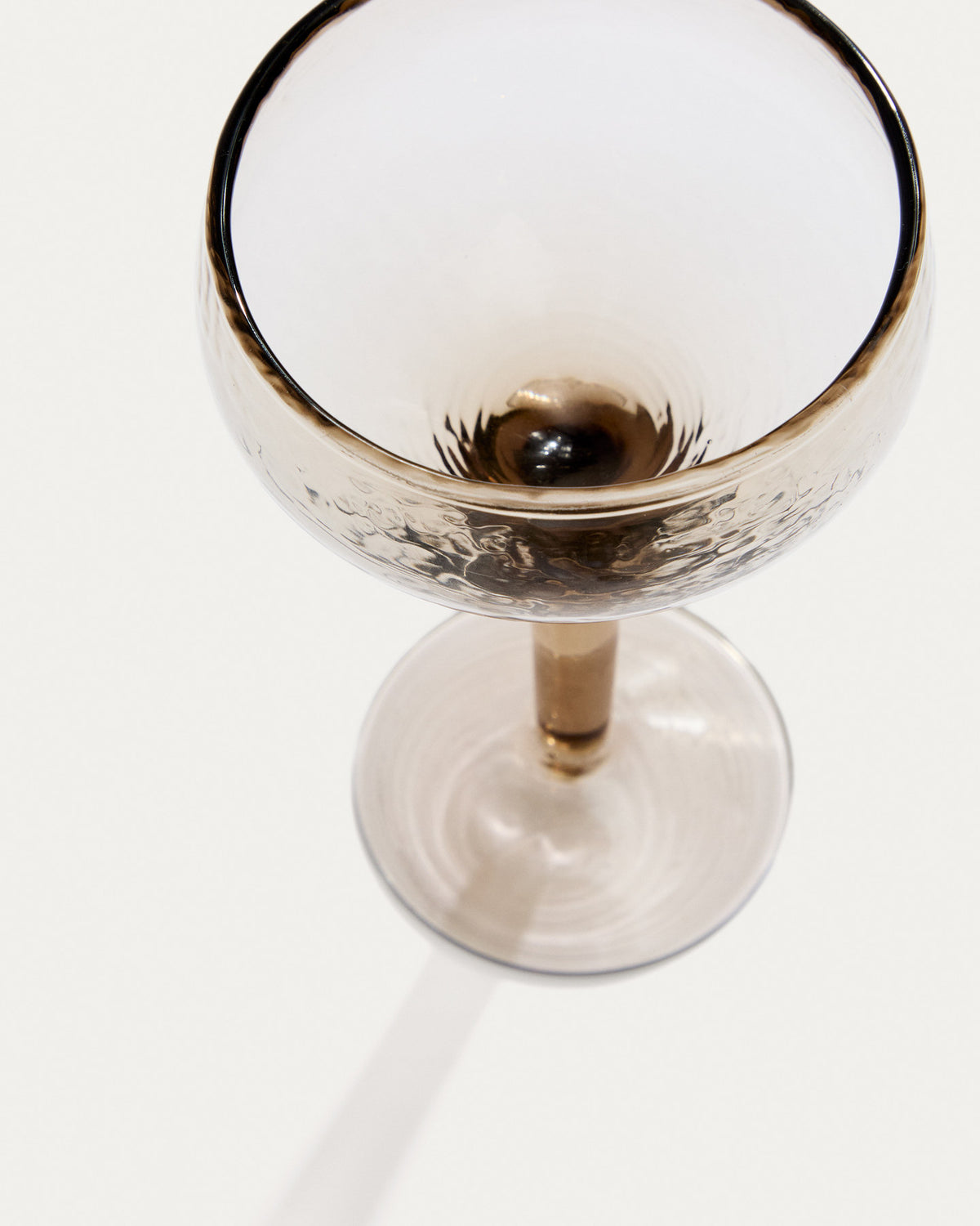 Weinglas Sileia aus braunem Recyclingglas in Braun präsentiert im Onlineshop von KAQTU Design AG. Wein- & Sektglas ist von Kave Home