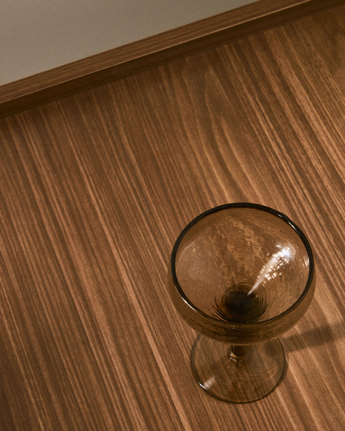 Weinglas Sileia aus braunem Recyclingglas in Braun präsentiert im Onlineshop von KAQTU Design AG. Wein- & Sektglas ist von Kave Home