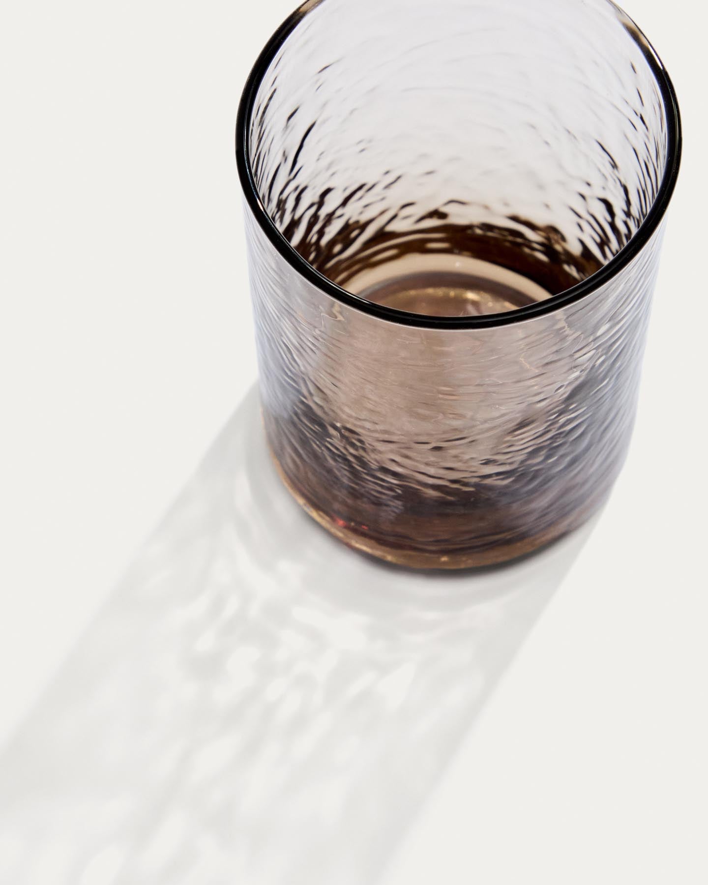 Glas Obila aus braunem Recyclingglas in Braun präsentiert im Onlineshop von KAQTU Design AG. Glas ist von Kave Home