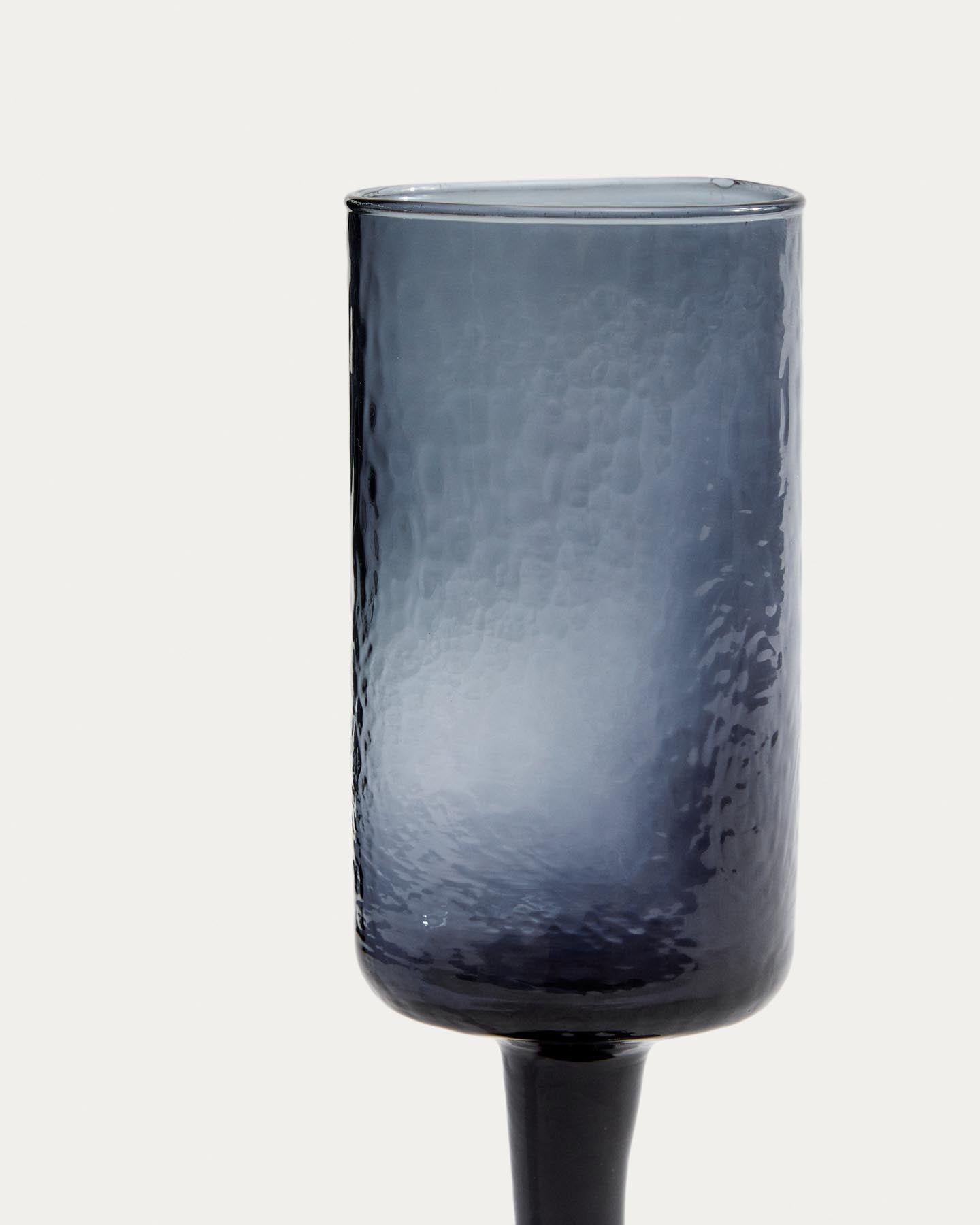 Weinglas Obila aus blauem Recyclingglas in Blau präsentiert im Onlineshop von KAQTU Design AG. Wein- & Sektglas ist von Kave Home