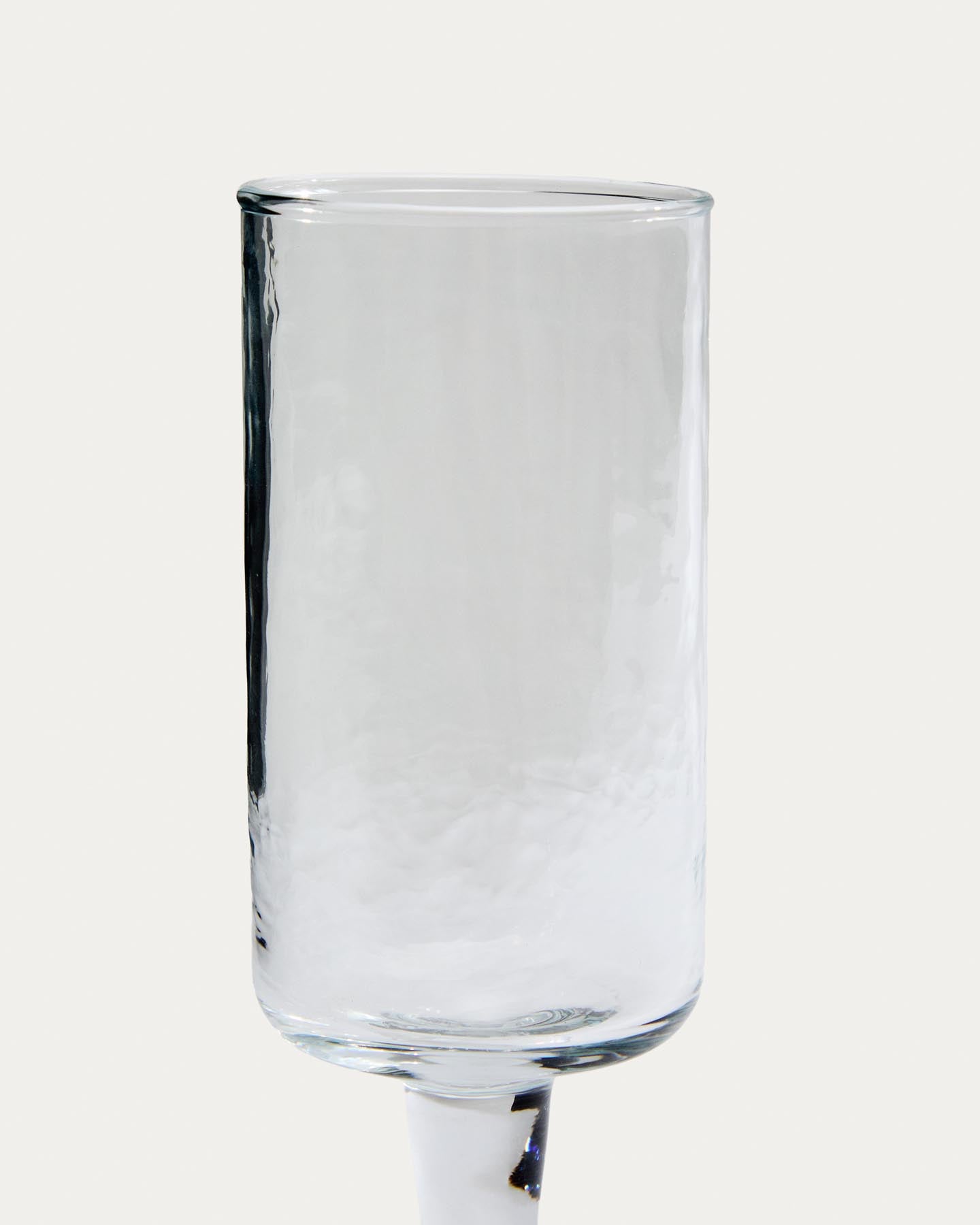 Weinglas Obila aus transparentem Recyclingglas in Transparent präsentiert im Onlineshop von KAQTU Design AG. Wein- & Sektglas ist von Kave Home