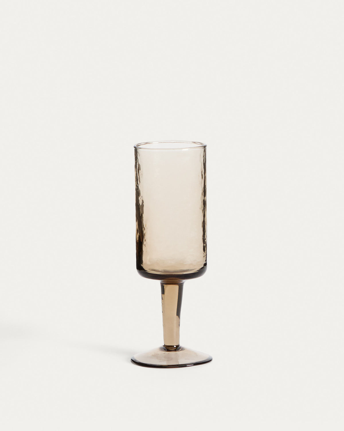 Weinglas Obila aus braunem Recyclingglas in Braun präsentiert im Onlineshop von KAQTU Design AG. Universal Weingläser ist von Kave Home