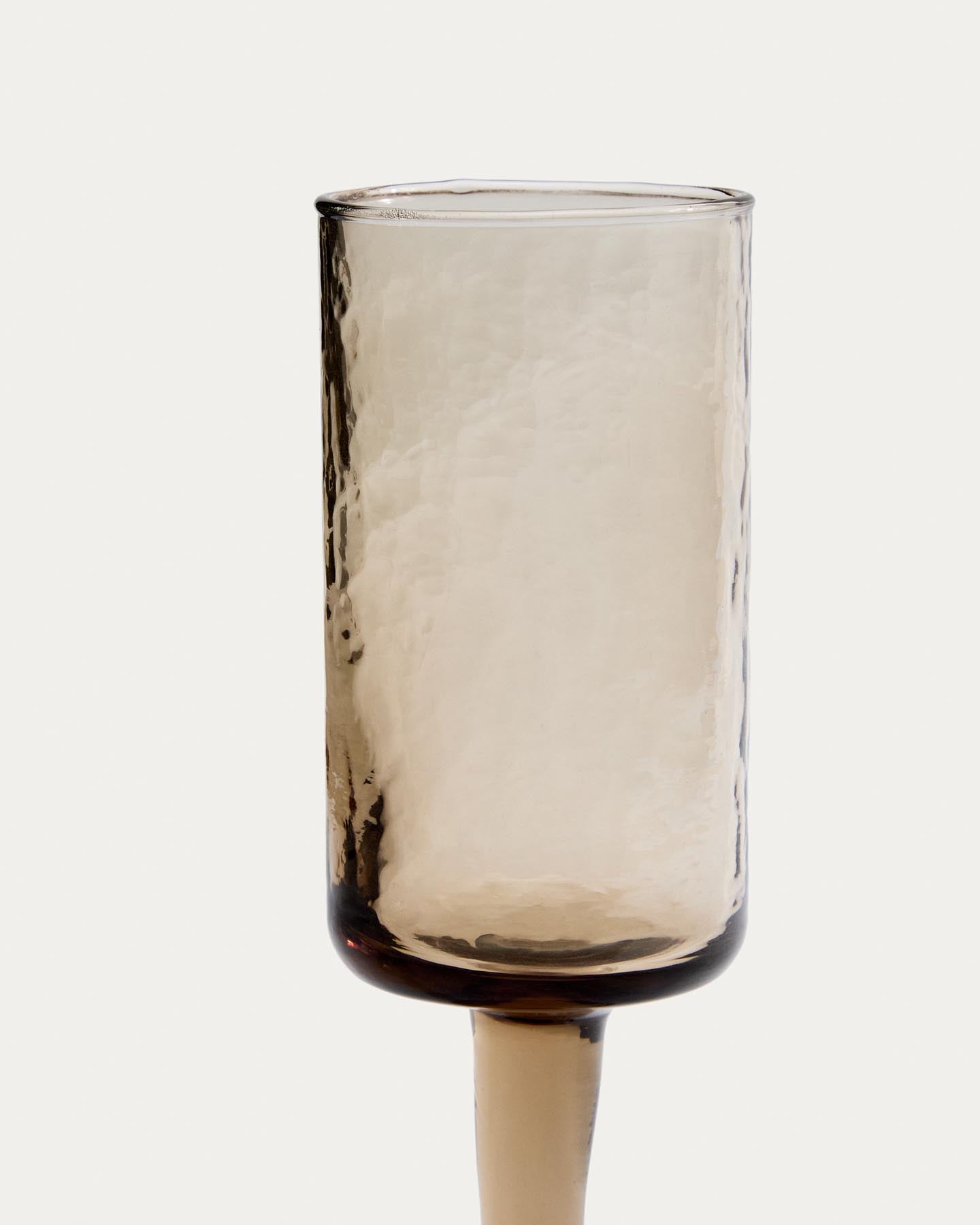 Weinglas Obila aus braunem Recyclingglas in Braun präsentiert im Onlineshop von KAQTU Design AG. Wein- & Sektglas ist von Kave Home