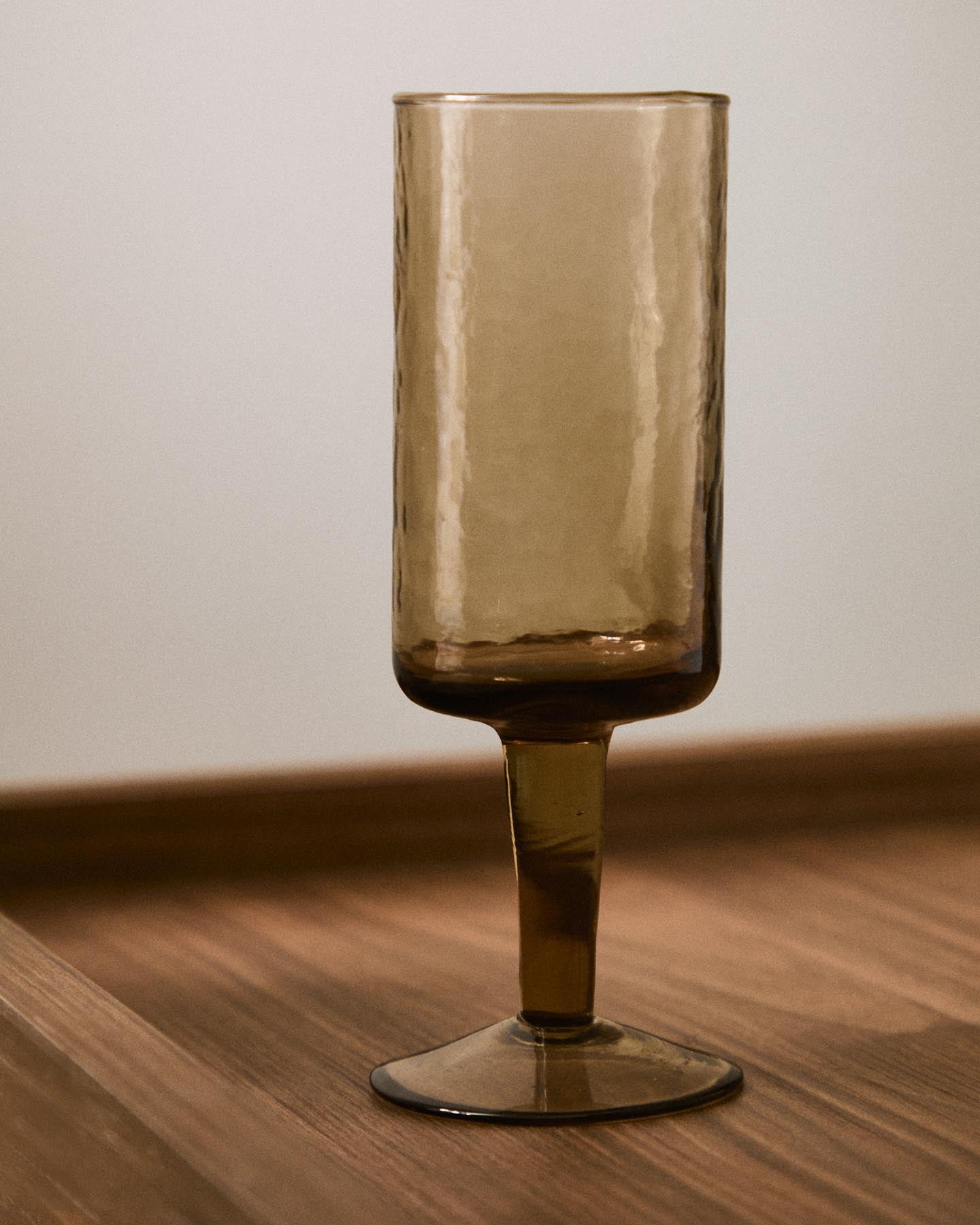 Weinglas Obila aus braunem Recyclingglas in Braun präsentiert im Onlineshop von KAQTU Design AG. Wein- & Sektglas ist von Kave Home