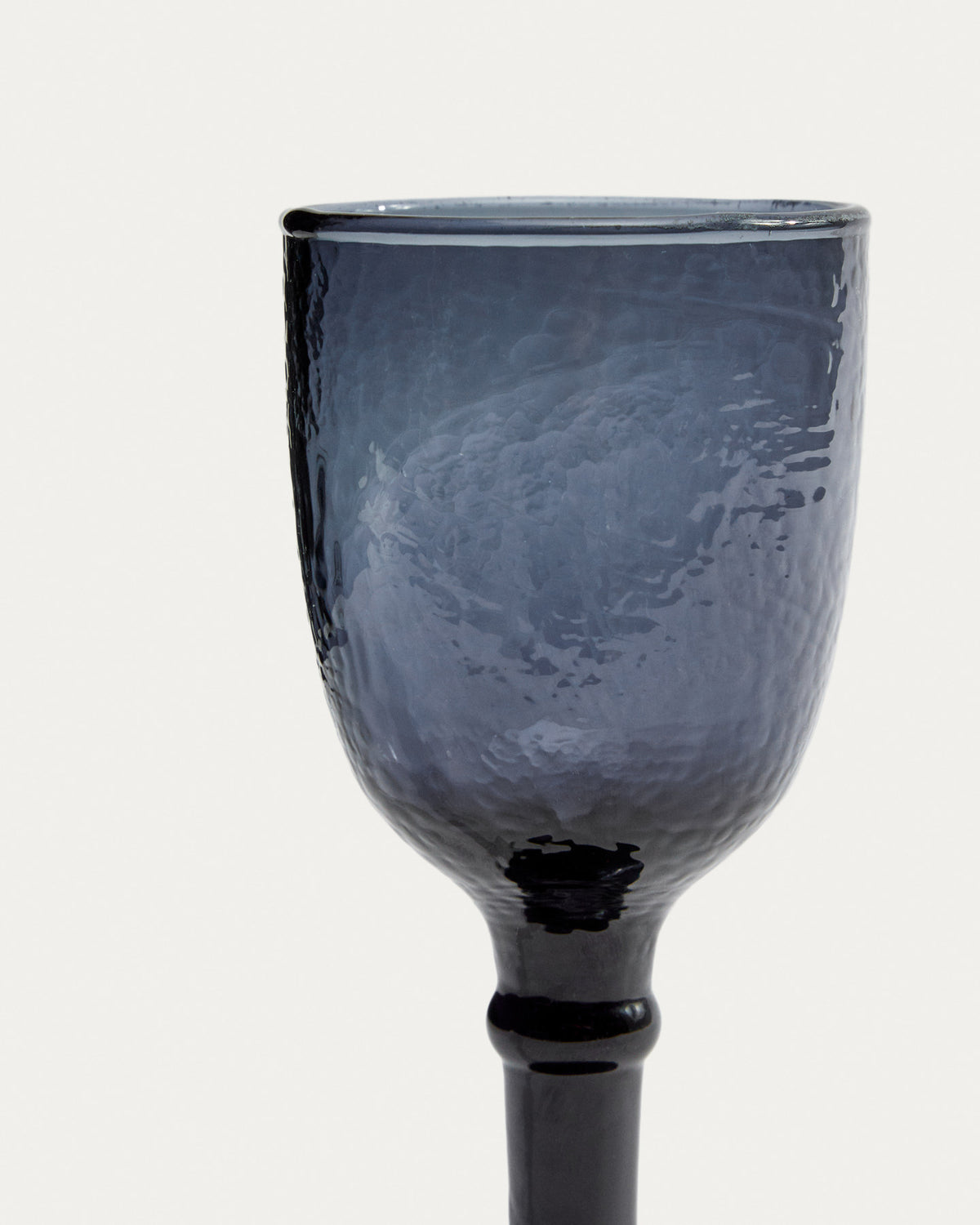 Weinglas Vinea aus blauem Recyclingglas in Blau präsentiert im Onlineshop von KAQTU Design AG. Wein- & Sektglas ist von Kave Home
