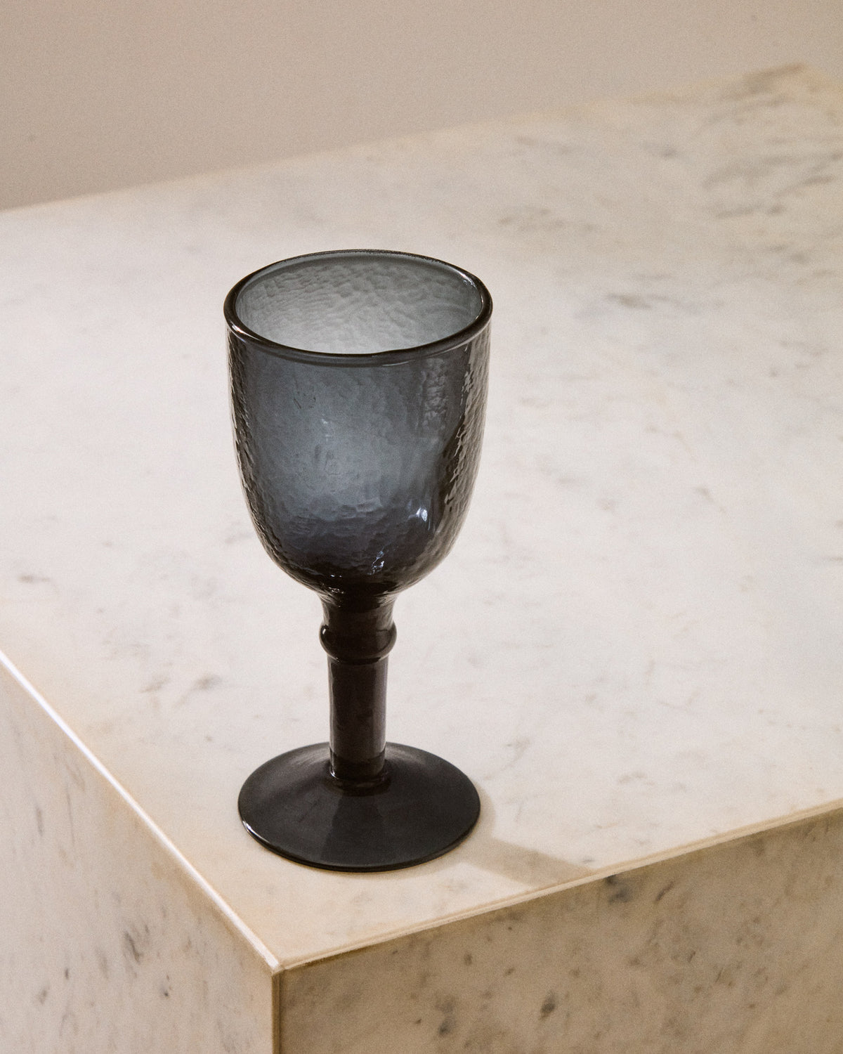 Weinglas Vinea aus blauem Recyclingglas in Blau präsentiert im Onlineshop von KAQTU Design AG. Wein- & Sektglas ist von Kave Home