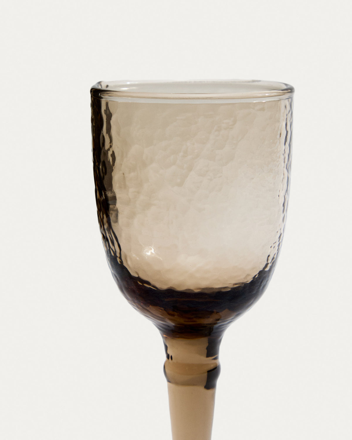 Weinglas Vinea aus braunem Recyclingglas in Braun präsentiert im Onlineshop von KAQTU Design AG. Wein- & Sektglas ist von Kave Home