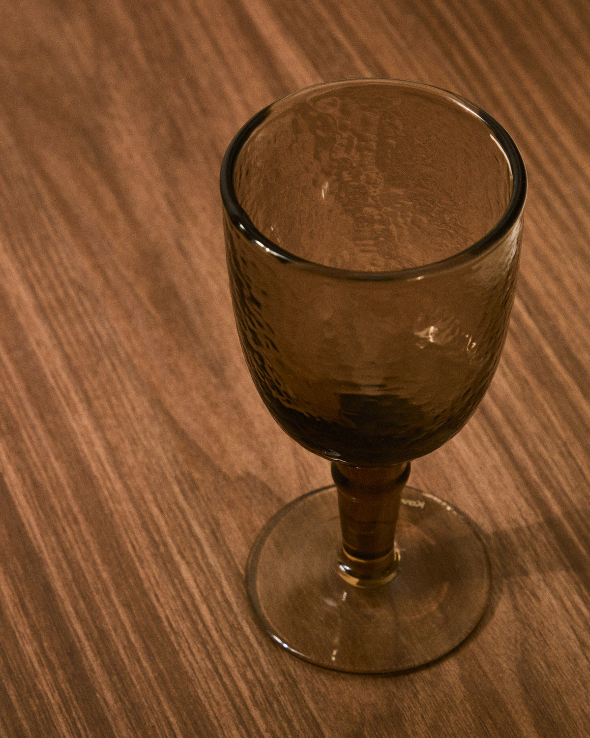 Weinglas Vinea aus braunem Recyclingglas in Braun präsentiert im Onlineshop von KAQTU Design AG. Wein- & Sektglas ist von Kave Home