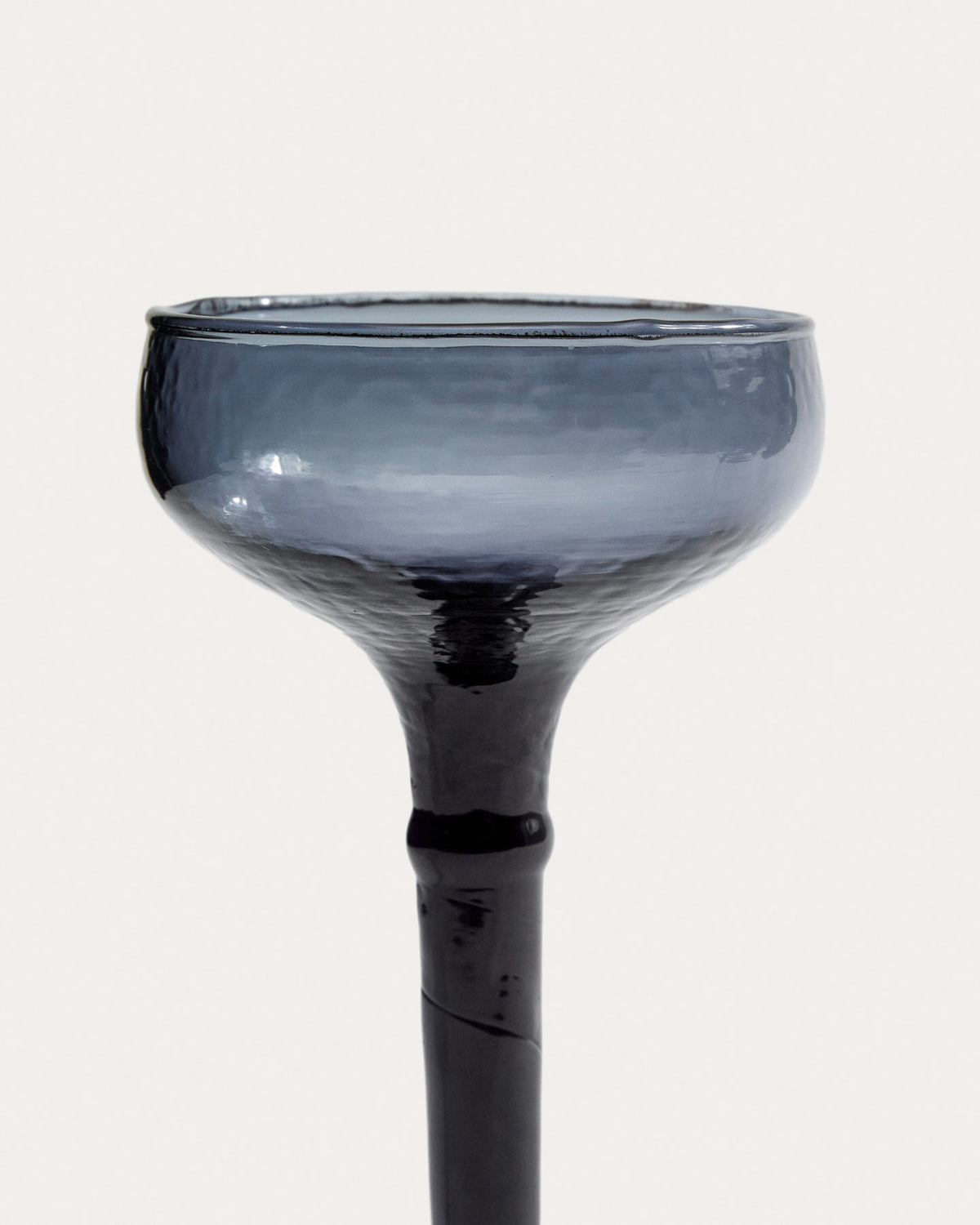 Weinglas Vinea aus blauem Recyclingglas in Blau präsentiert im Onlineshop von KAQTU Design AG. Wein- & Sektglas ist von Kave Home